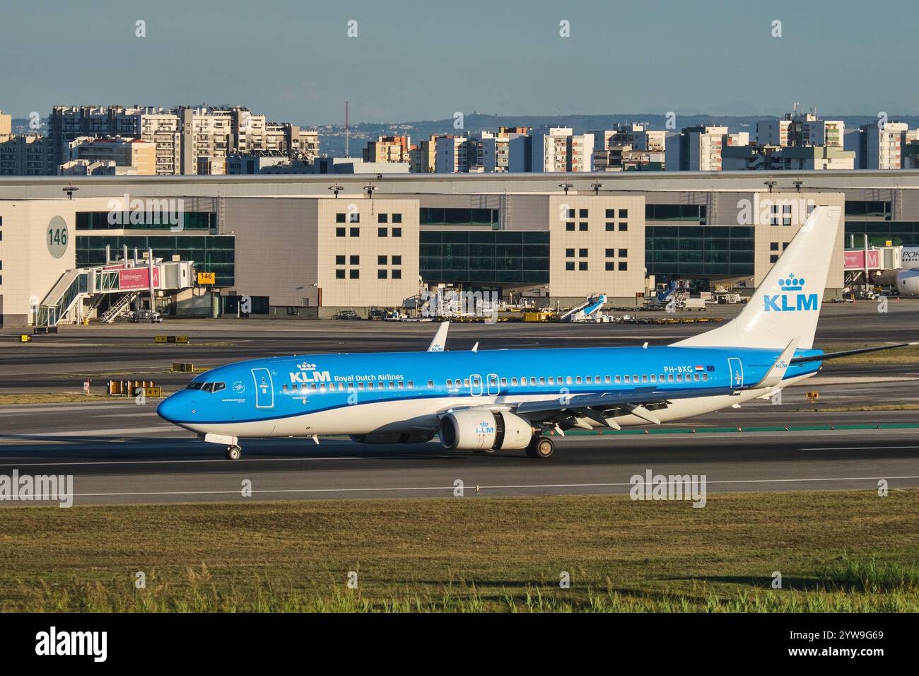 KLM Boeing 737-8K2 taxi aereo passeggeri sulla pista dell'aeroporto Humberto Delgado di Lisbona Foto Stock