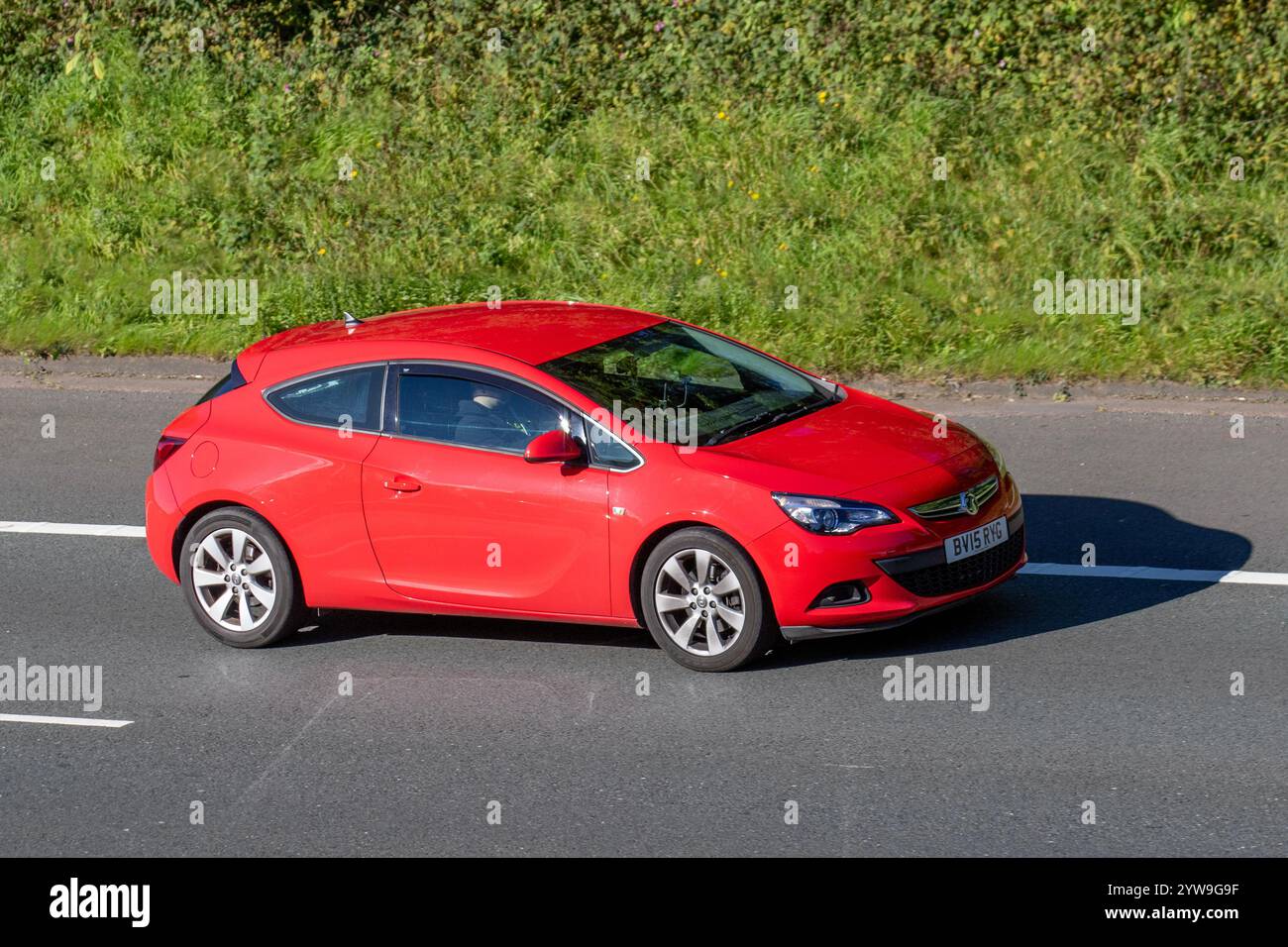 2015 Vauxhall Astra GTC Sport S/S, 1,4 SPORT S/S 3d 118 BHP 3 porte; viaggiando sull'autostrada M6, Regno Unito Foto Stock