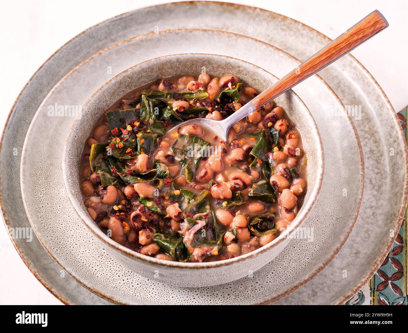 Vista ad alto angolo dei piselli dagli occhi neri e dei verdi del colletto Foto Stock