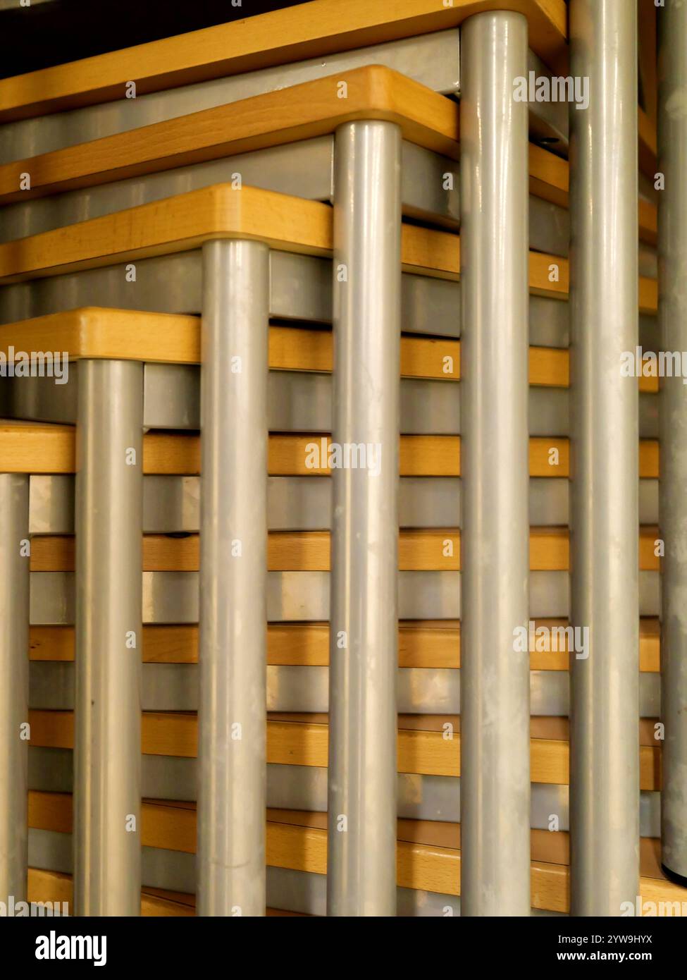 Tavoli impilabili in una sala sportiva, perfetti per esami ed eventi. Salvaspazio, flessibile e facile da installare e riporre. Foto Stock