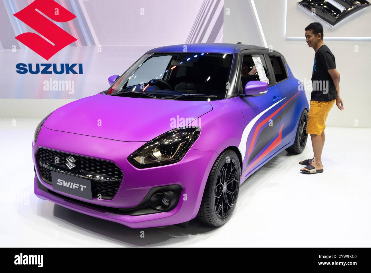 Un visitatore ispeziona un'auto Suzuki Swift durante la 41a fiera internazionale dell'automobile della Thailandia presso la sala Impact Challenger di Nonthaburi. Foto Stock