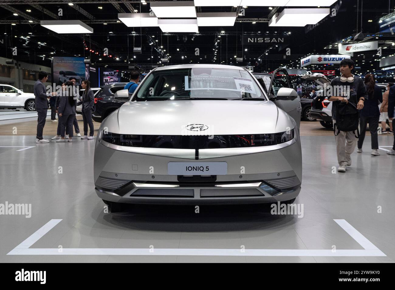 10 novembre 2024, Nonthaburi, Nonthaburi, Thailandia: Un'auto Hyundai Ioniq 5 vista durante la 41esima Thailand International Motor Expo presso la sala Impact Challenger di Nonthaburi. (Immagine di credito: © Peerapon Boonyakiat/SOPA Images via ZUMA Press Wire) SOLO PER USO EDITORIALE! Non per USO commerciale! Foto Stock