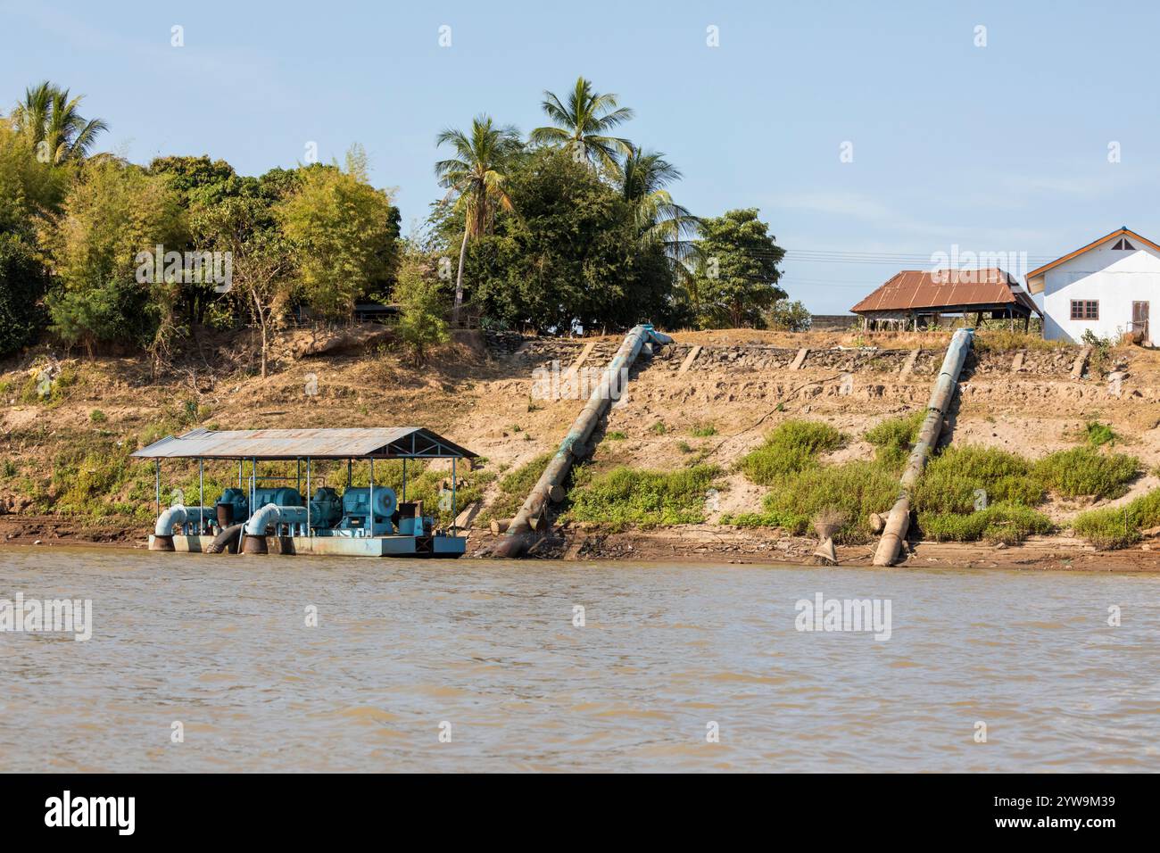 Pompa dell'acqua per l'irrigazione lungo il fiume Mekong nell'arcipelago delle Four Thousand Island, nella provincia di Champasak, Laos, nel sud-est asiatico Foto Stock