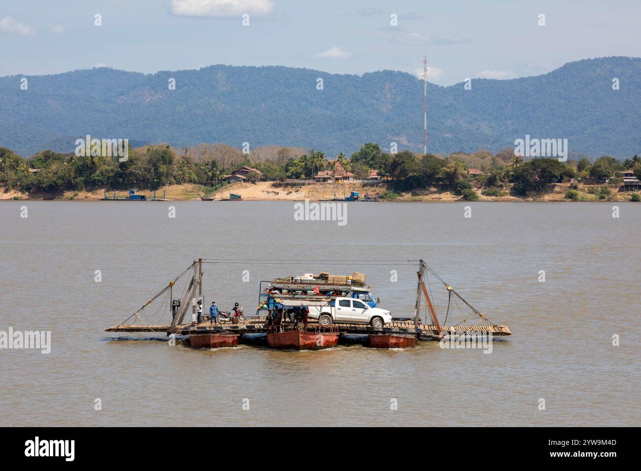 Traghetto che attraversa il fiume Mekong nell'arcipelago delle Four Thousand Island, nella provincia di Champasak, in Laos, nel sud-est asiatico Foto Stock
