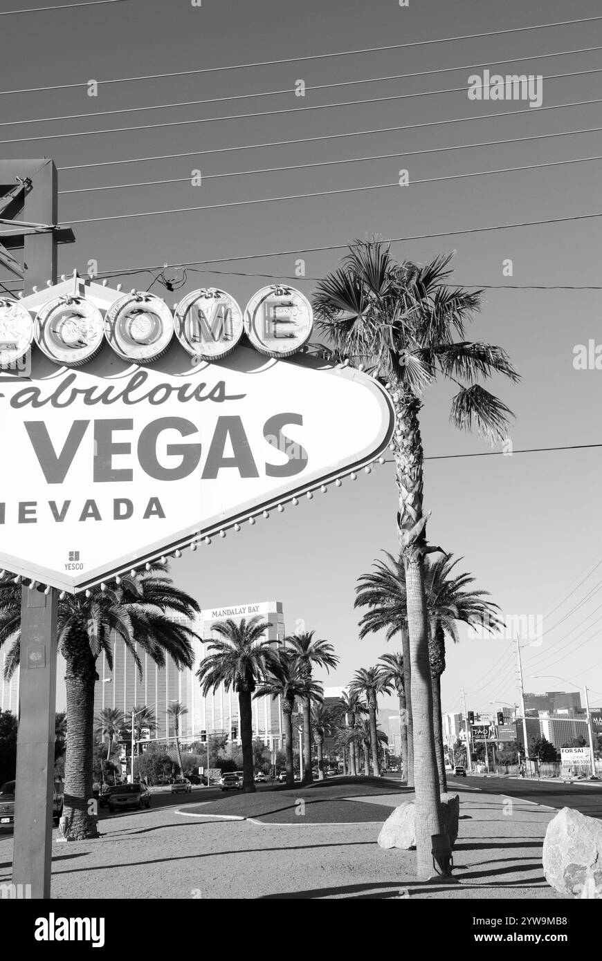 L'iconico cartello Welcome to Fabulous Las Vegas illuminato al crepuscolo, Las Vegas, Nevada, Stati Uniti. Foto Stock