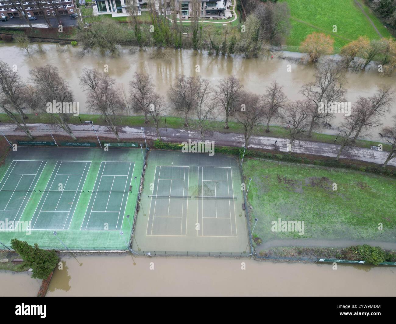 Un campo da tennis allagato mentre gli alti livelli del fiume rimangono a Shrewsbury, nello Shropshire, dopo che Storm Darragh ha portato forti raffiche e forti piogge in molte parti del paese durante il fine settimana. Data foto: Martedì 10 dicembre 2024. Foto Stock