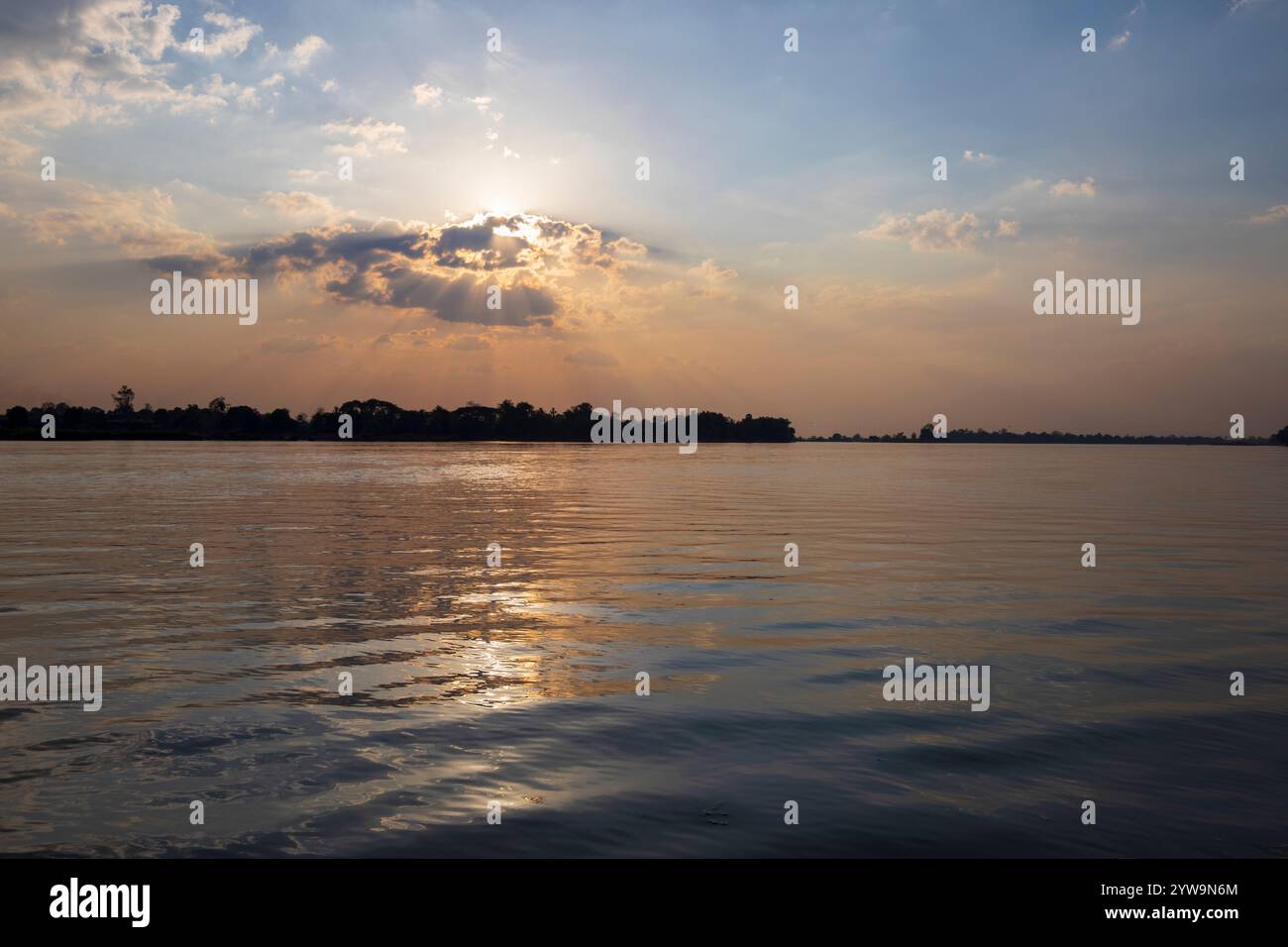 Tramonto sul fiume Mekong sull'isola di Don Khon, sull'arcipelago di quattromila isole, sulla provincia di Champasak, sul Laos, nel sud-est asiatico Foto Stock