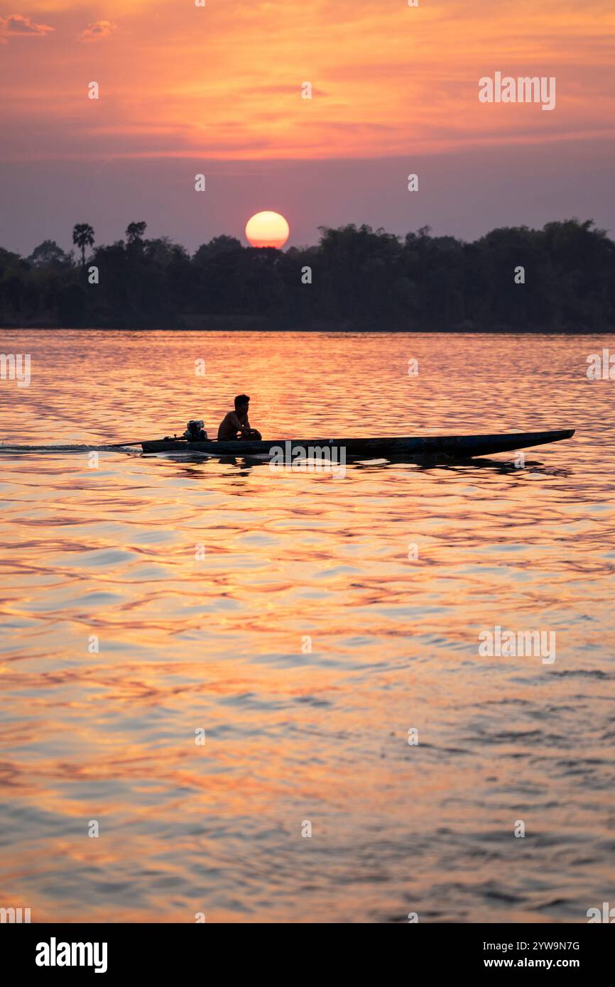 Barca tradizionale sul fiume Mekong al tramonto, Don Khon, l'arcipelago delle Four Thousand Island, la provincia di Champasak, il Laos, il sud-est asiatico Foto Stock