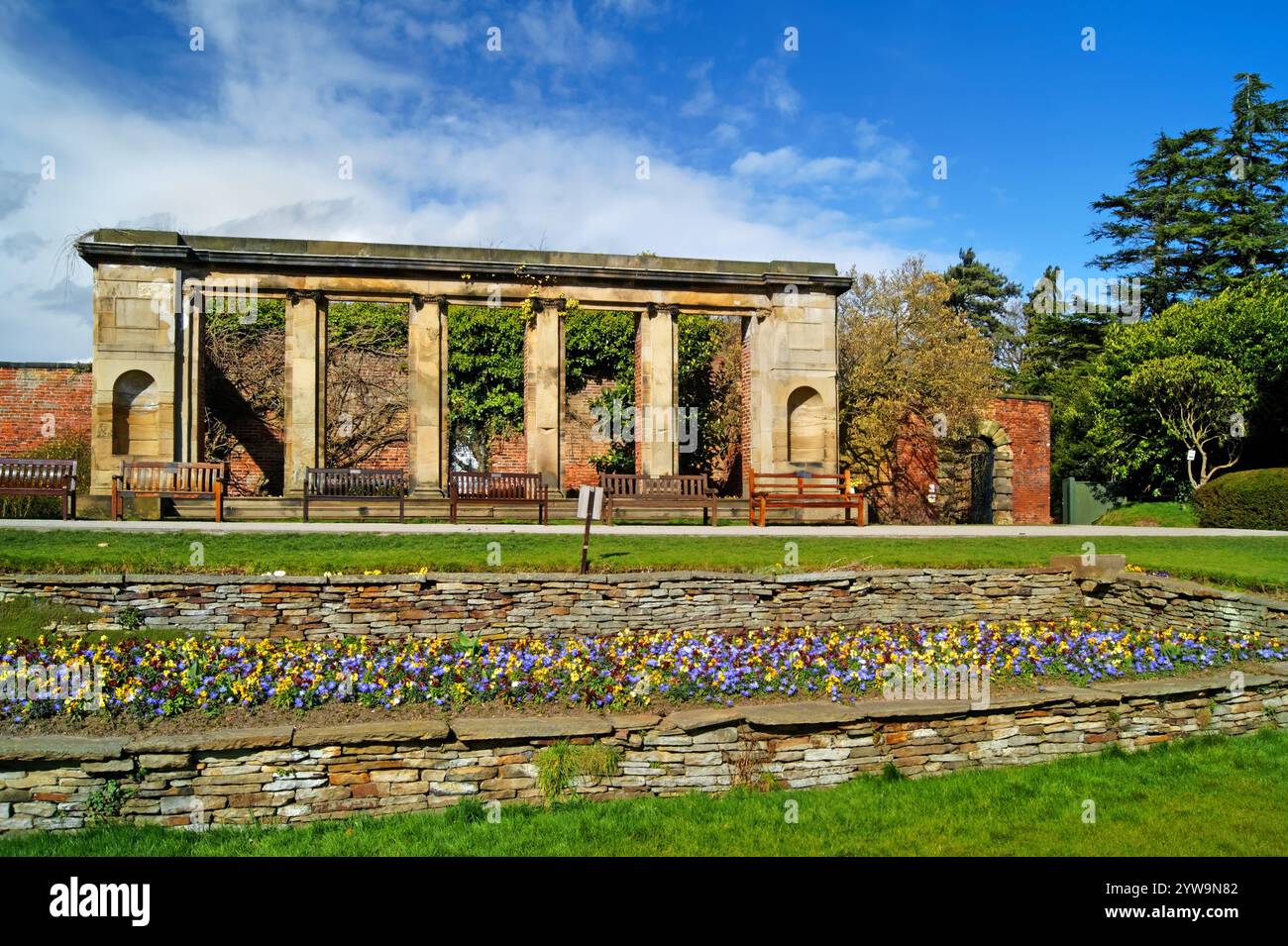 Regno Unito, South Yorkshire, Barnsley, Cawthorne, Cannon Hall, la Pineria e i giardini. Foto Stock