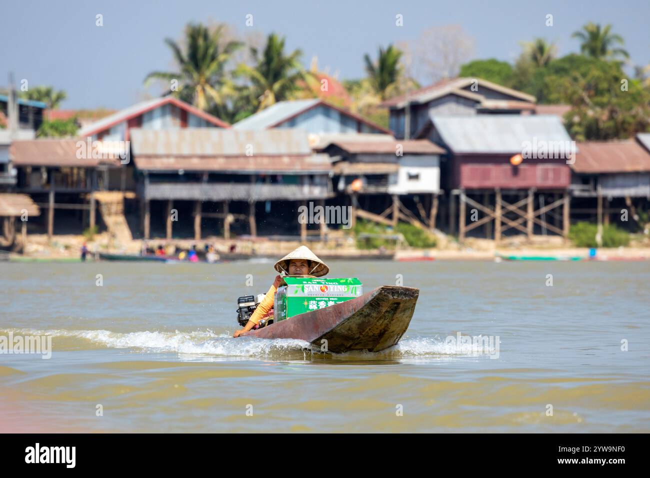 Trasporto di merci attraverso il fiume Mekong in barca, Nakasong, l'arcipelago di quattromila isole, la provincia di Champasak, il Laos, il sud-est asiatico Foto Stock
