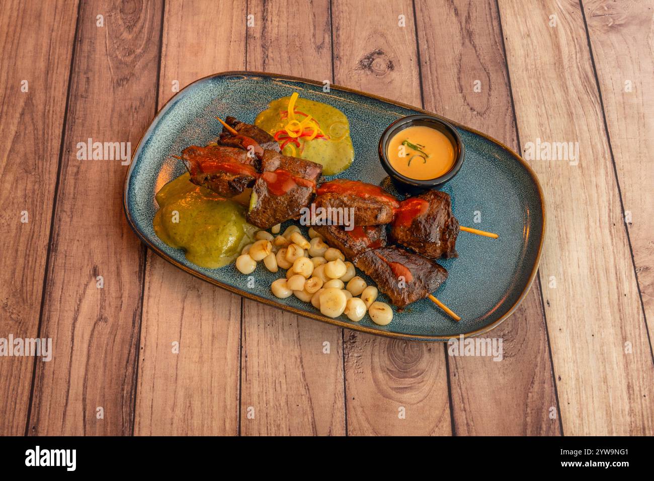 Anticuchos: Spiedini di cuore di manzo marinato e grigliato, dal sapore intenso e affumicato Foto Stock