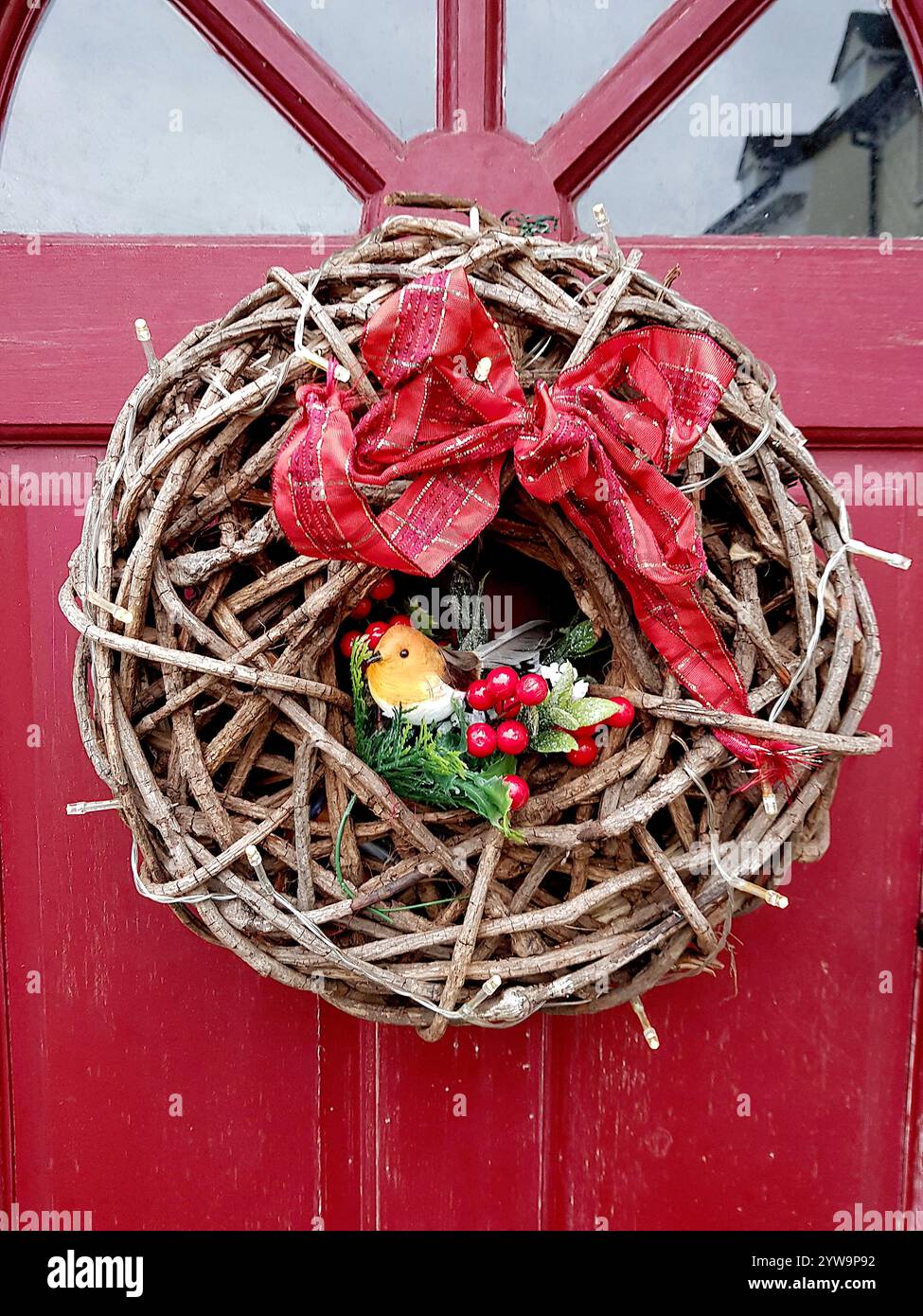 Una corona di Natale su una tradizionale porta con pannelli di legno. Foto Stock