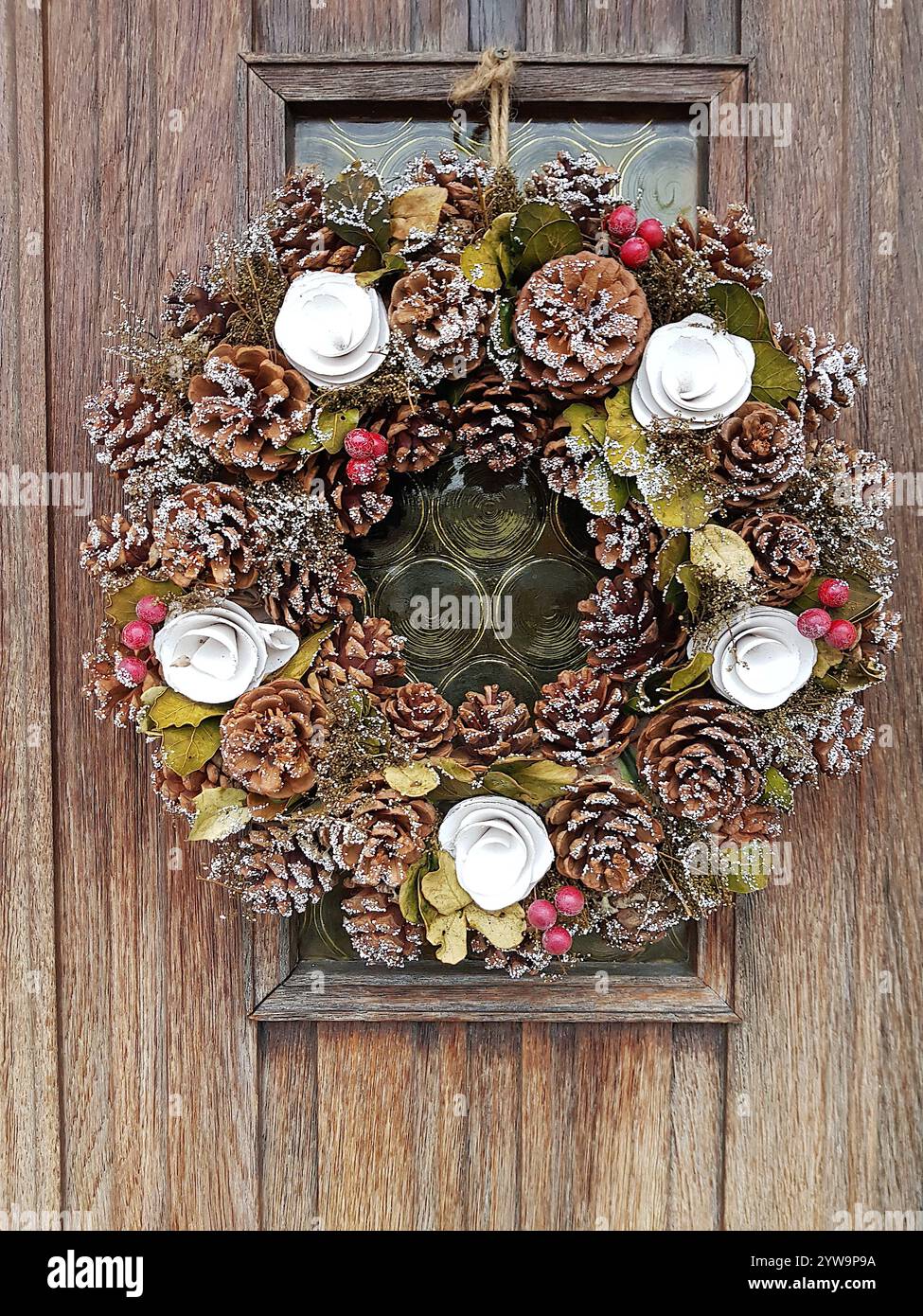 Una corona di Natale su una tradizionale porta con pannelli di legno. Foto Stock