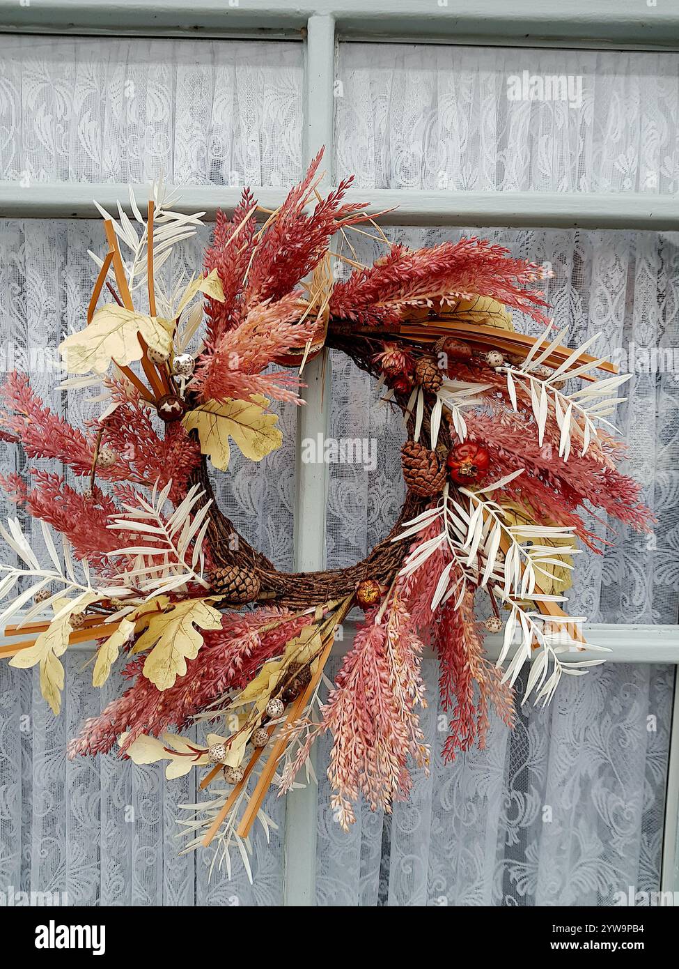 Una corona di Natale su una tradizionale porta con pannelli di legno. Foto Stock