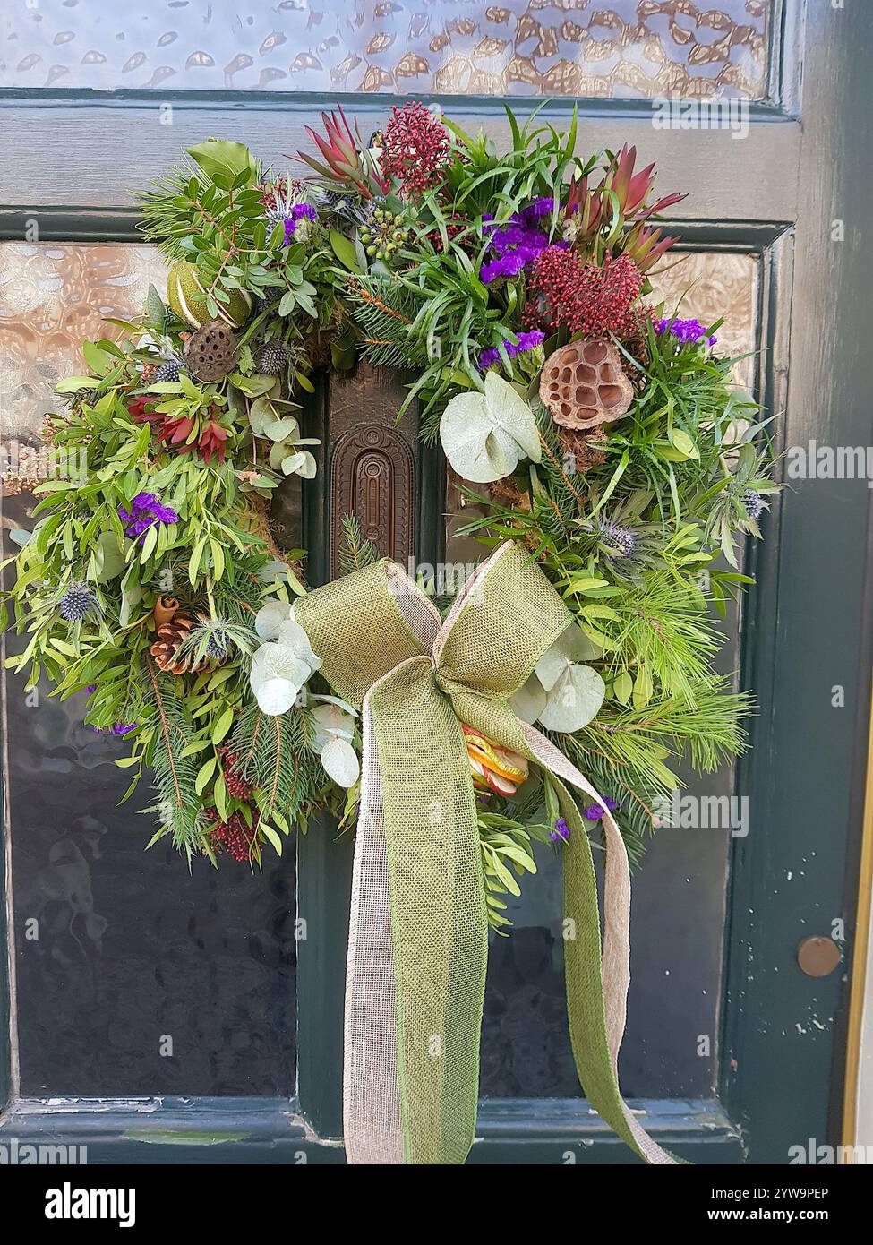 Una corona di Natale su una tradizionale porta con pannelli di legno. Foto Stock
