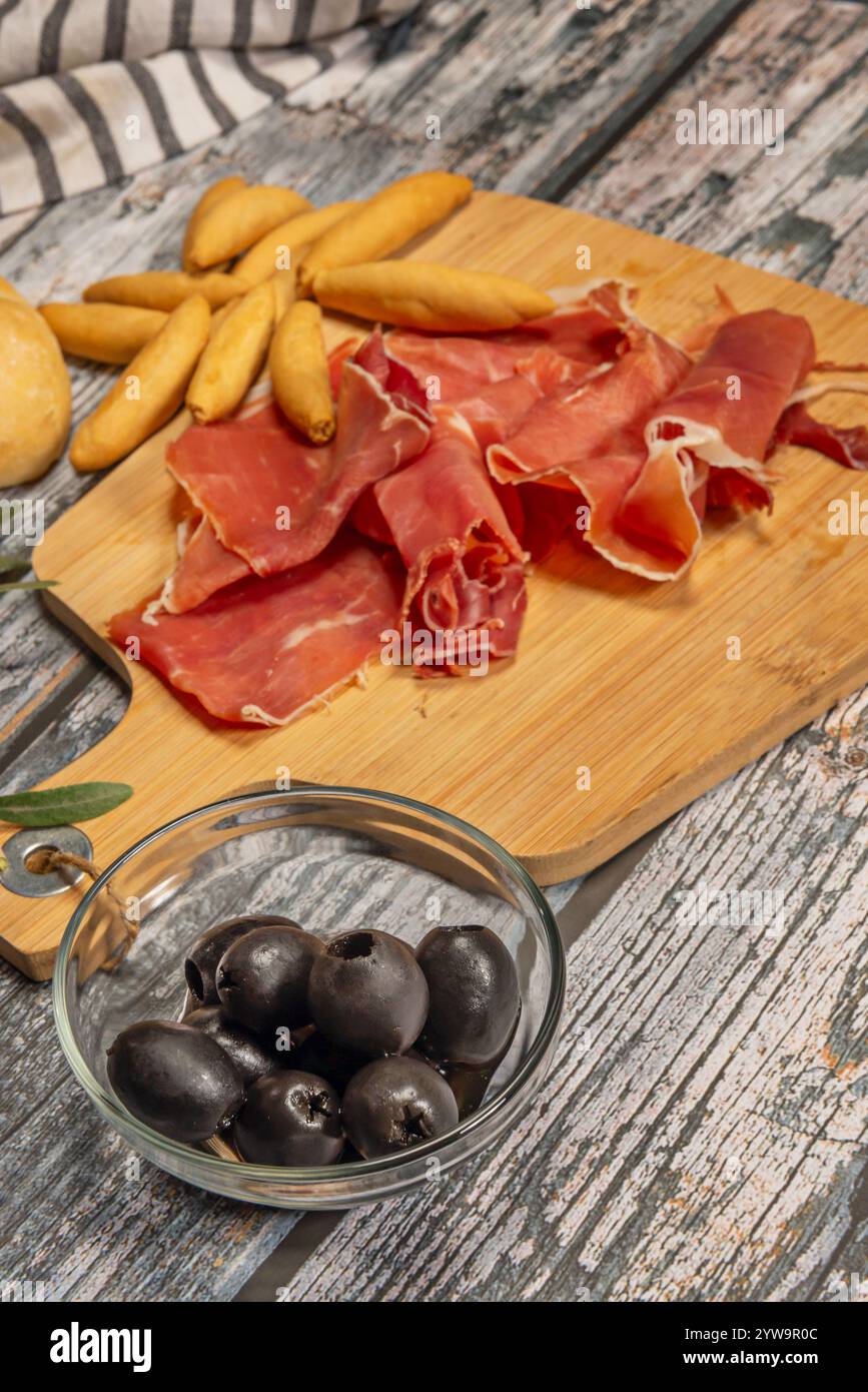 Il prosciutto spagnolo è uno dei prodotti più emblematici della gastronomia spagnola ed è conosciuto in tutto il mondo per la sua qualità e il suo sapore Foto Stock