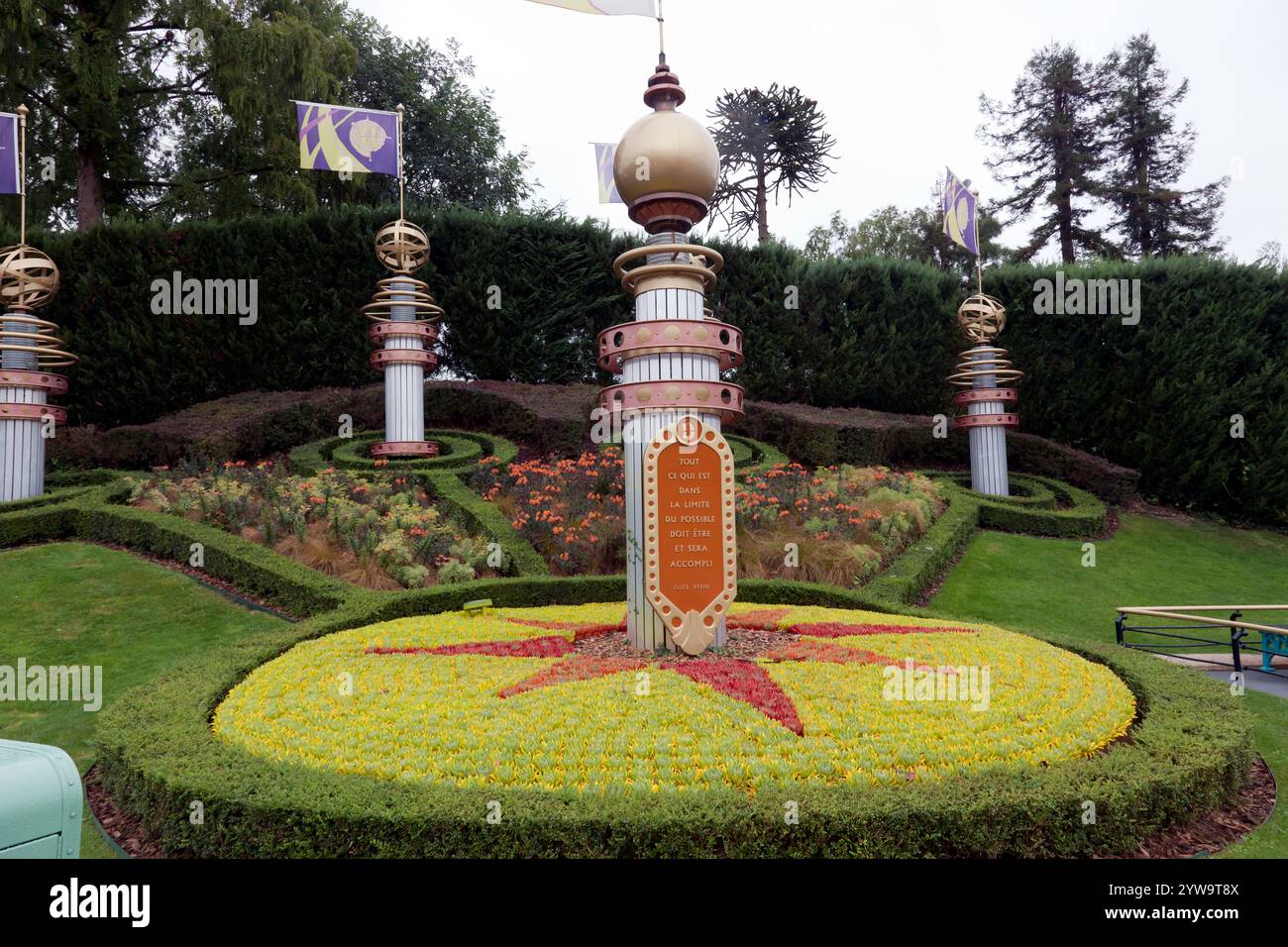 Un omaggio allo scrittore, poeta e drammaturgo francese Jules Verne, a Discoveryland, a Disneyland Paris, Marne-la-Vallée, Francia. Foto Stock