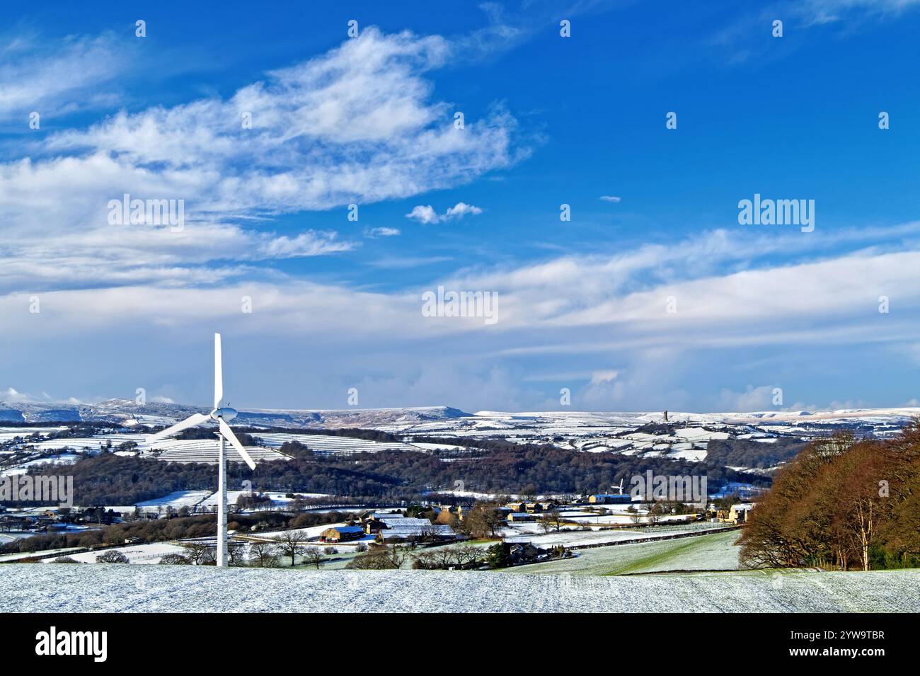Regno Unito, West Yorkshire, Huddersfield, Vista da Paul Lane verso Castle Hill e Peak District. Foto Stock