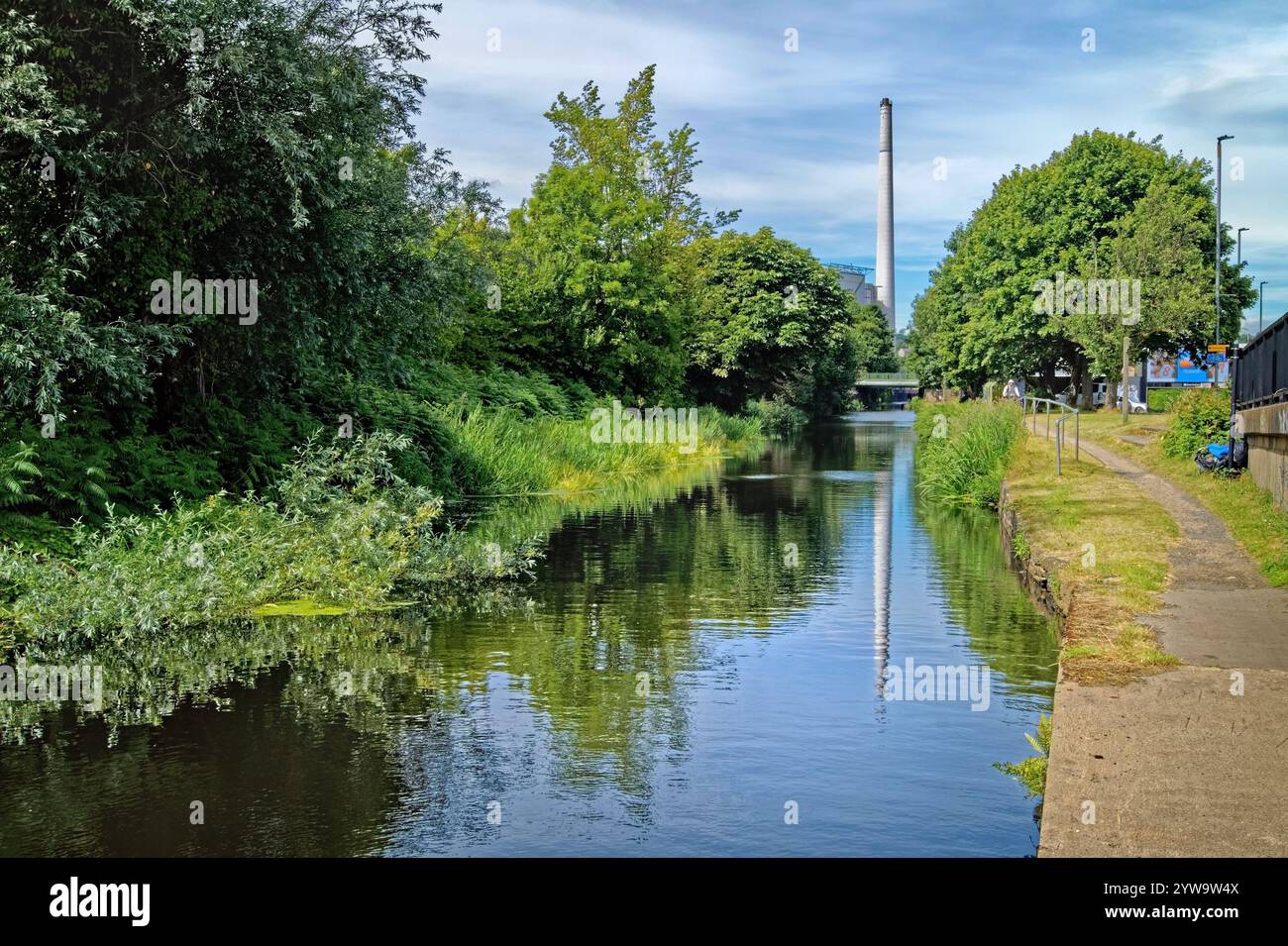 Regno Unito, West Yorkshire, Huddersfield, Huddersfield Broad Canal verso Huddersfield Waste to Energy Facility. Foto Stock