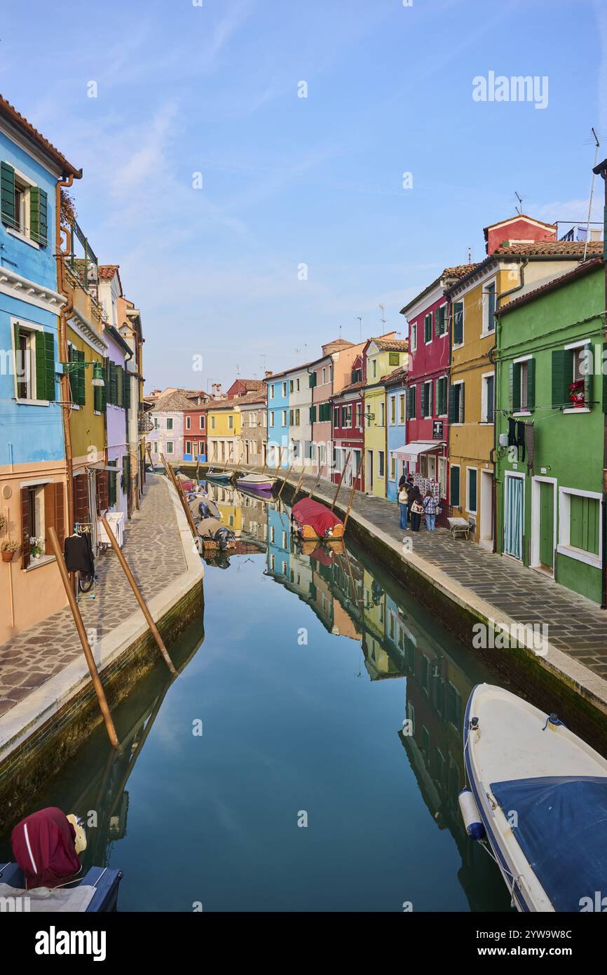 Case colorate lungo il corso d'acqua tra "fondamenta Pontinello Sinistra" e "fondamenta Pontinello Destra" dal "ponte panoramico dell'amore" con boa Foto Stock