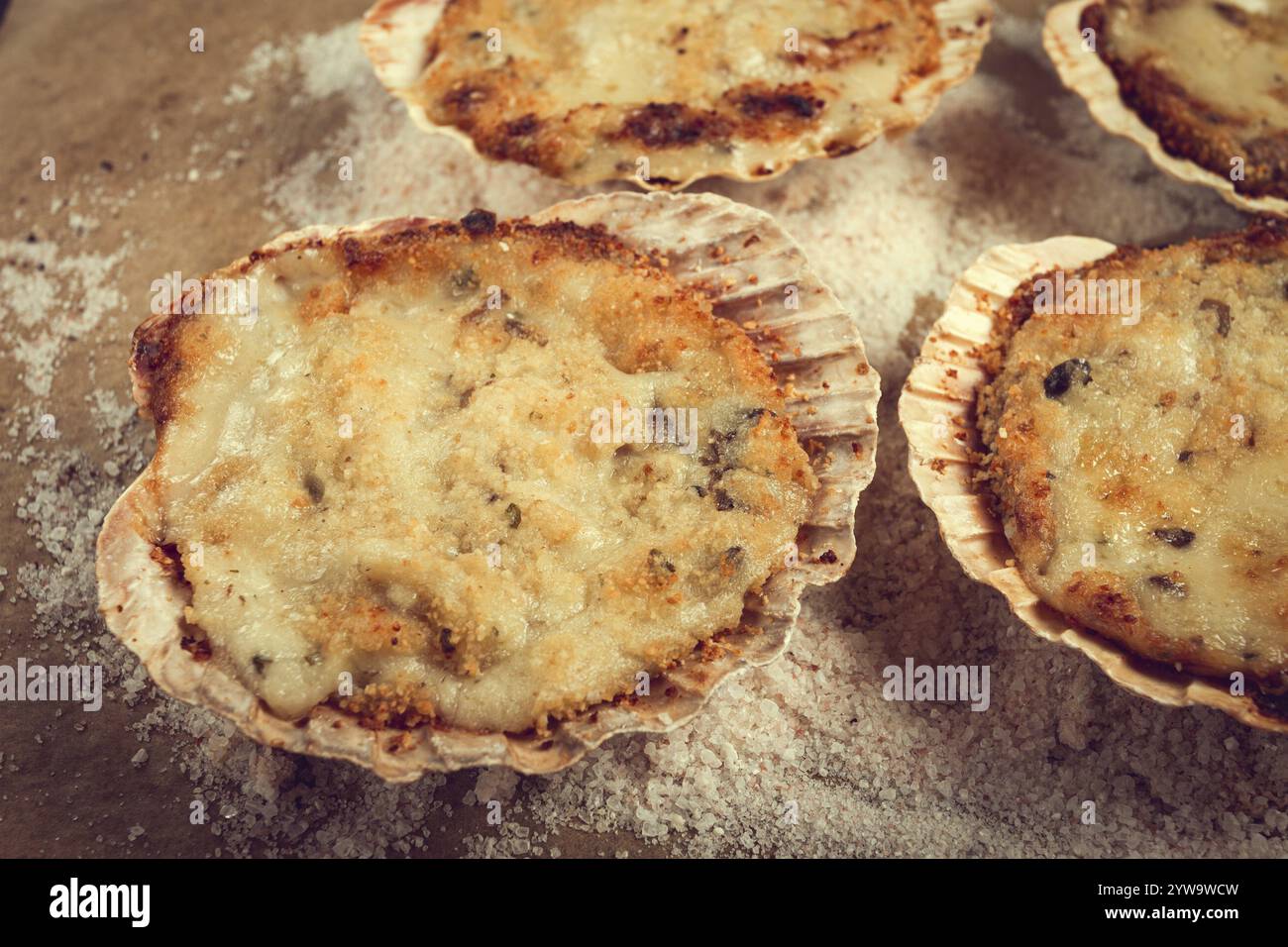 Conchiglie di capesante, ripiene, cotte al formaggio, in forno, julienne con capesante Foto Stock