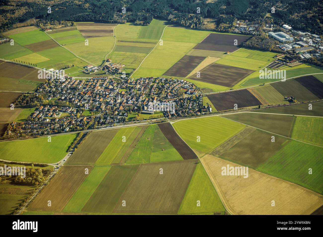 Vista aerea, vista dall'alto, villaggio e campi, alta Baviera, Baviera, Germania, Europa Foto Stock