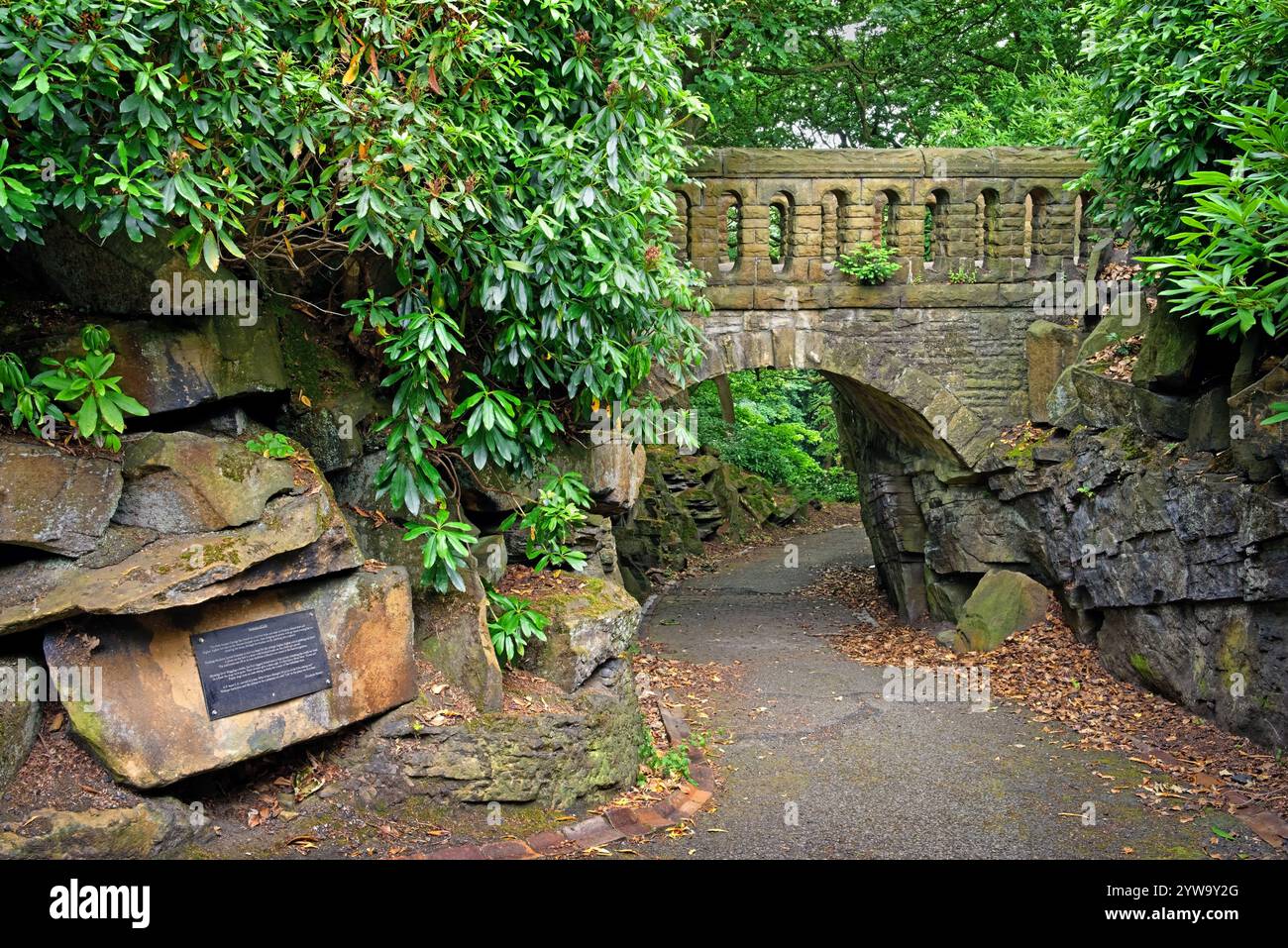 Regno Unito, West Yorkshire, Huddersfield, Beaumont Park, The Lower Gate. Foto Stock