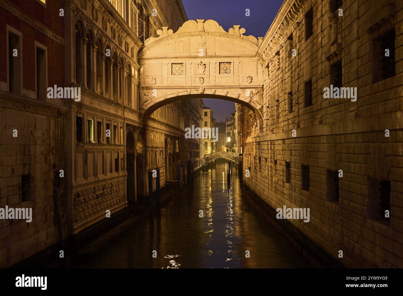 Vista dal Ponte della paglia sul Ponte dei Sospiri su un corso d'acqua all'ora blu di sera a Venezia, Italia, Europa Foto Stock