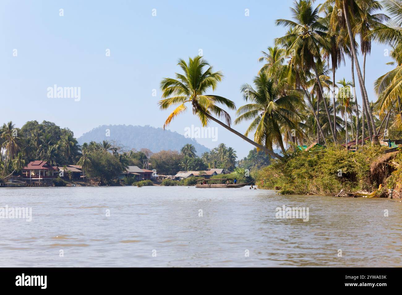 Immergiti nelle palme sul fiume Mekong con le isole Don Khon e Don Det nell'arcipelago delle Four Thousand Island, nella provincia di Champasak, Laos, a sud-est Foto Stock