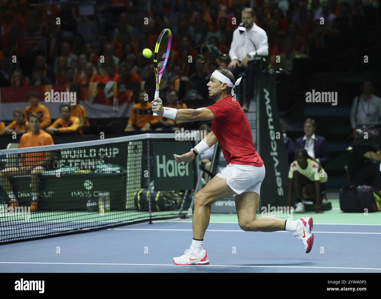 Der spanische Tennisspieler Rafael Nadal in Aktion bei den Coppa Davis 2024, Palacio de Deportes Jose Maria Martin Carpena, Malaga, Spanien Foto Stock