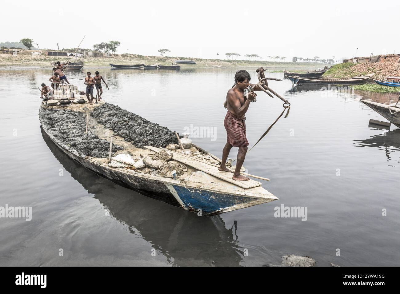 Lavoratori su una barca, Monochrom, Dacca, Bangladesh, Asia Foto Stock