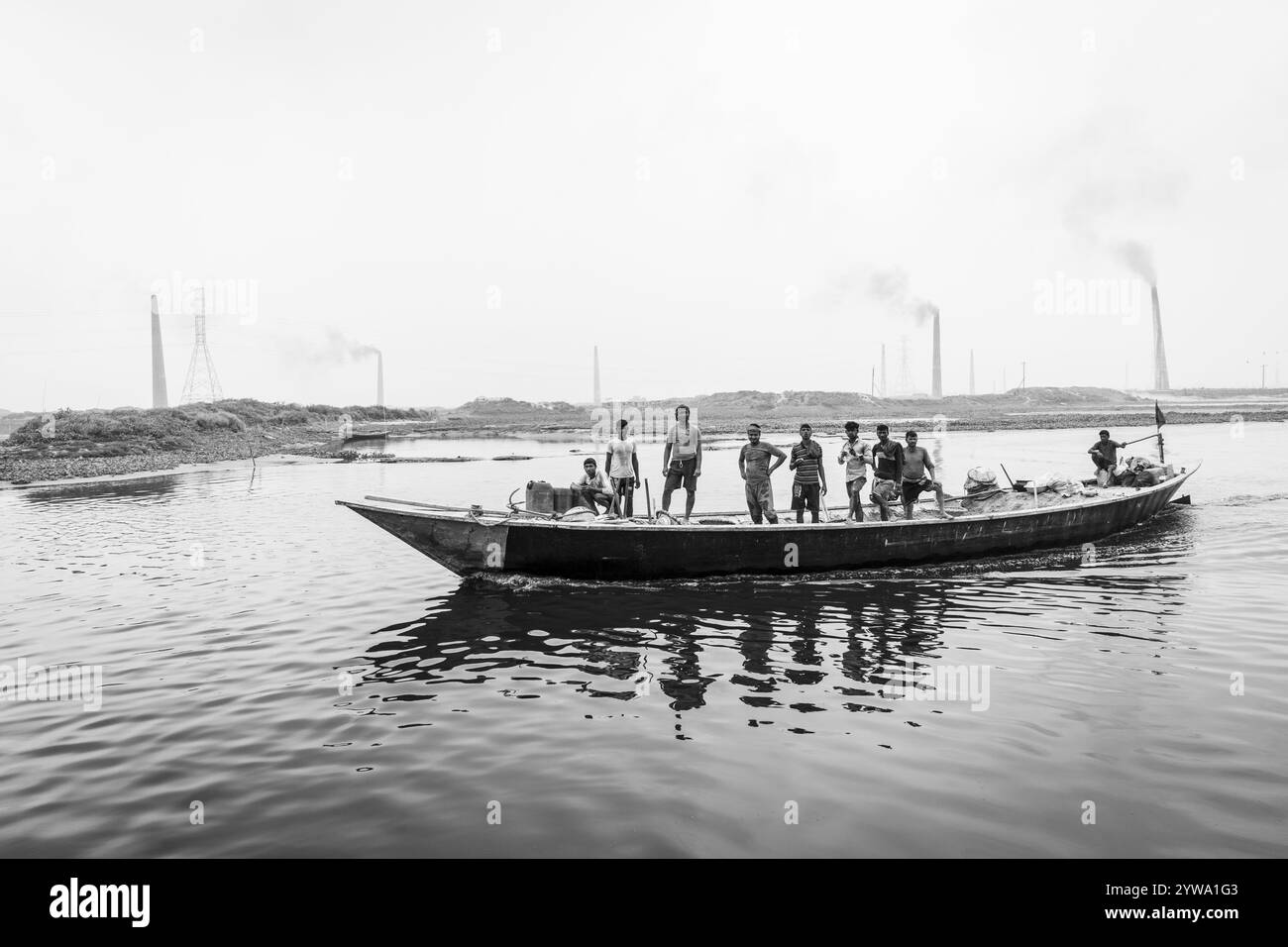 Lavoratori su una barca, Monochrom, Dacca, Bangladesh, Asia Foto Stock