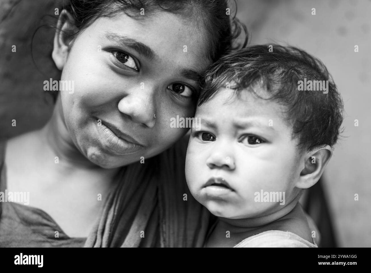 Ritratto di una donna con bambino, monocromatico, Dacca, Bangladesh, Asia Foto Stock