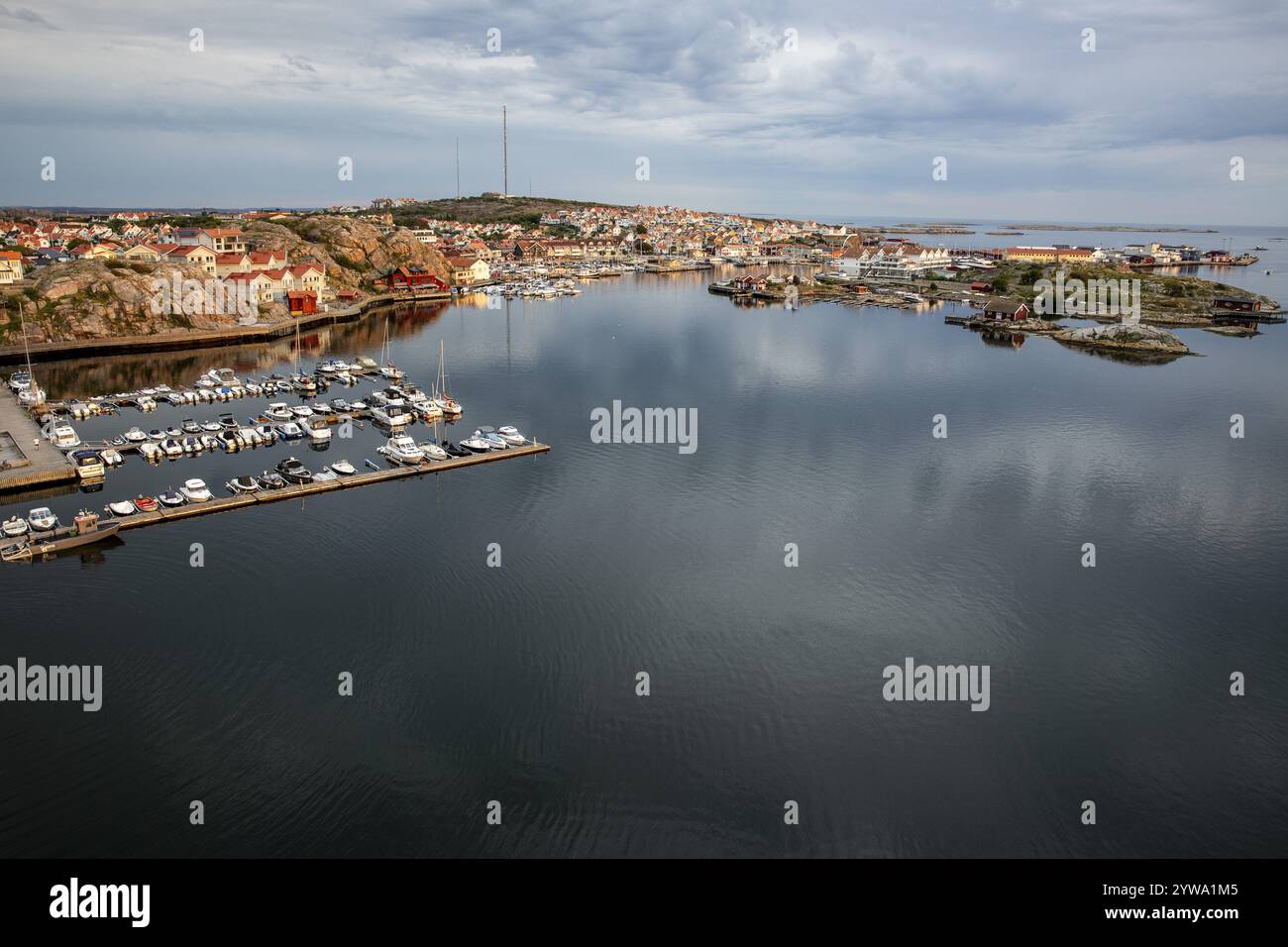 Vista sul porto di Kungshamn da Smoegen, Svezia, Scandinavia, Europa Foto Stock