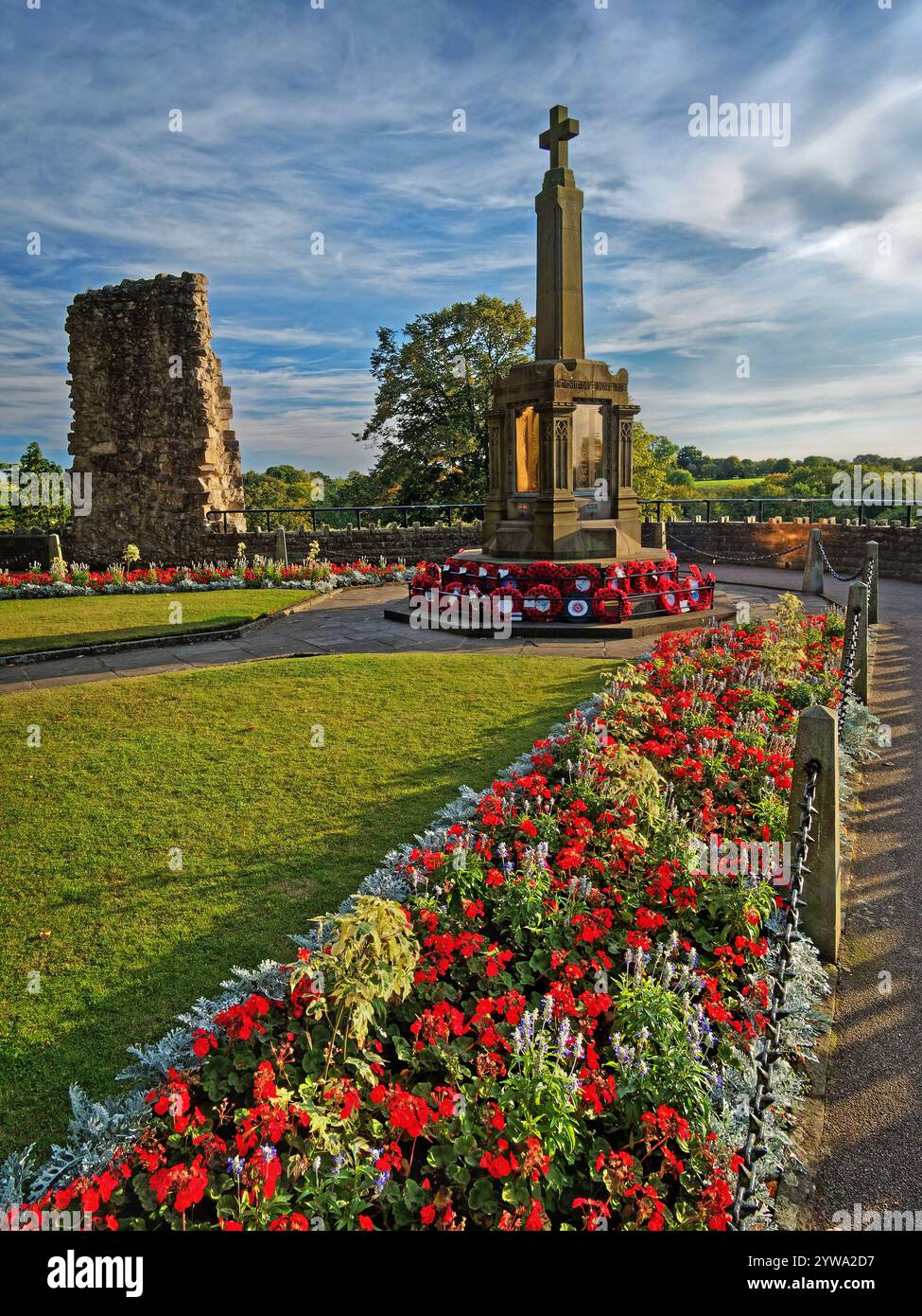 Regno Unito, North Yorkshire, Knaresborough War Memorial e Castle Grounds. Foto Stock