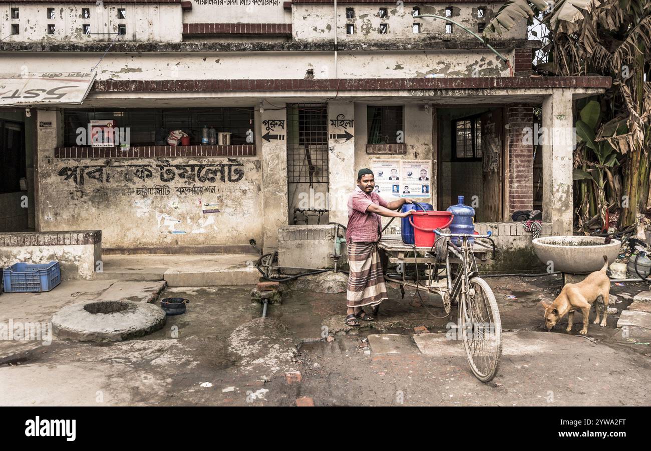 Uomo con risciò che prende acqua, Dacca, Bangladesh, Asia Foto Stock