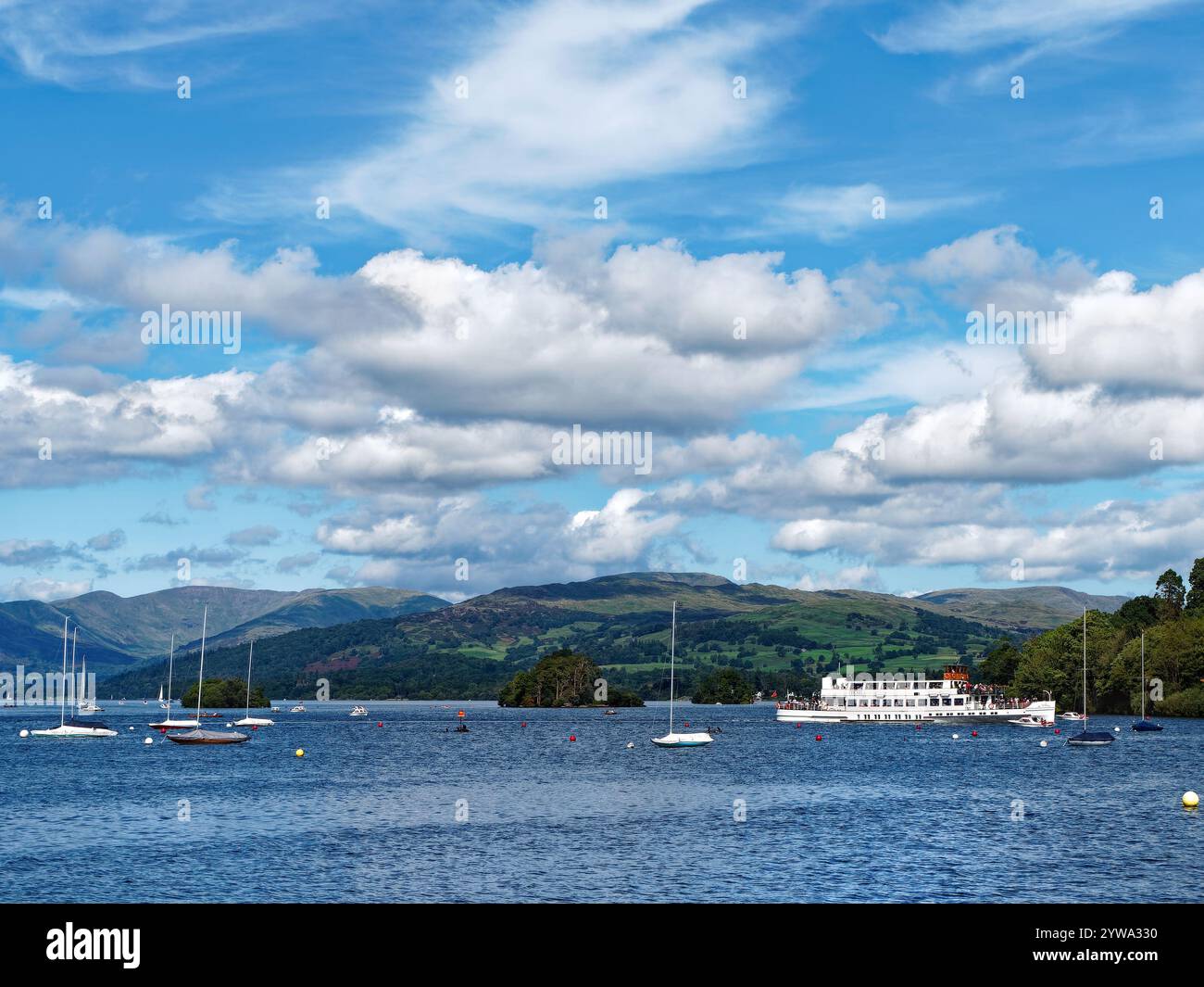 Regno Unito, Cumbria, Lake District, Bowness on Windermere, Boats on Lake Windermere. Foto Stock