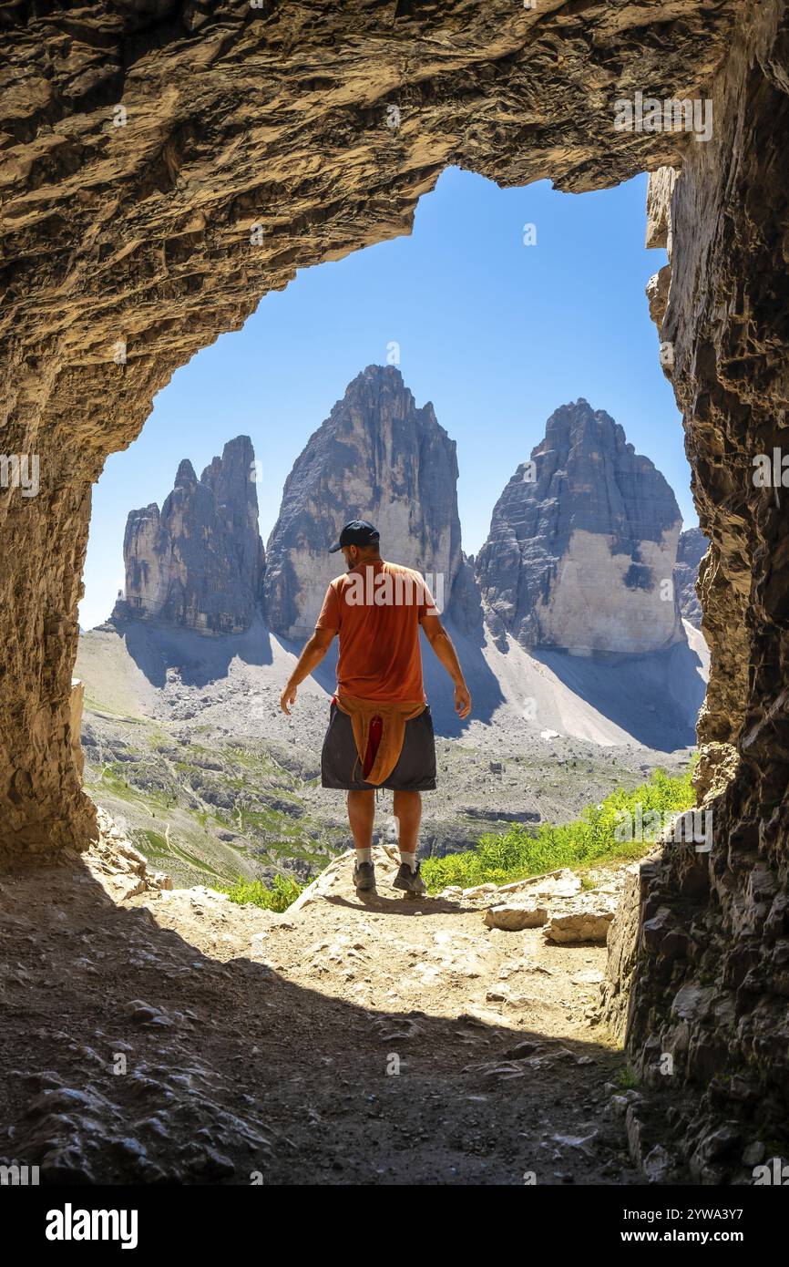 Camminate godendovi la vista mozzafiato delle tre cime di lavaredo, simbolo delle dolomiti, dall'interno di una grotta delle tre Cime durante un'escursione estiva Foto Stock