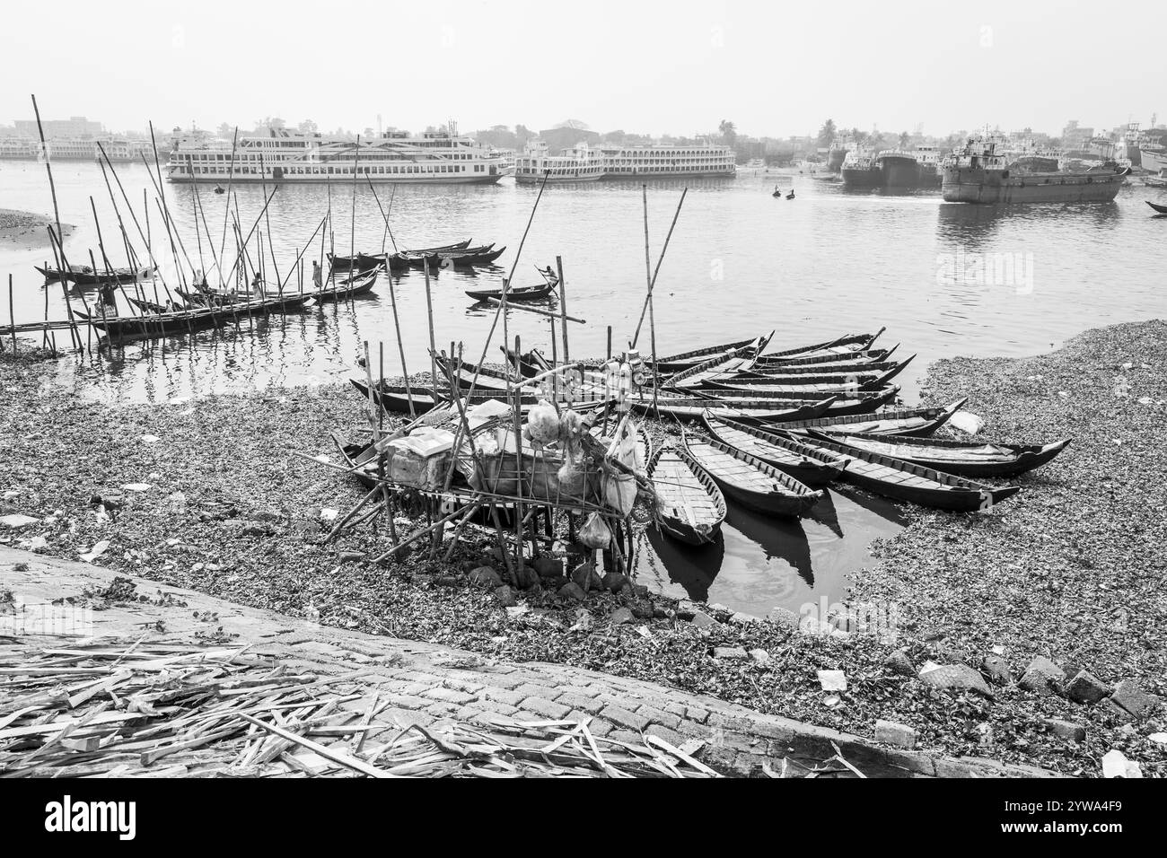 Barche sulla riva, Monochrom, Dacca, Bangladesh, Asia Foto Stock