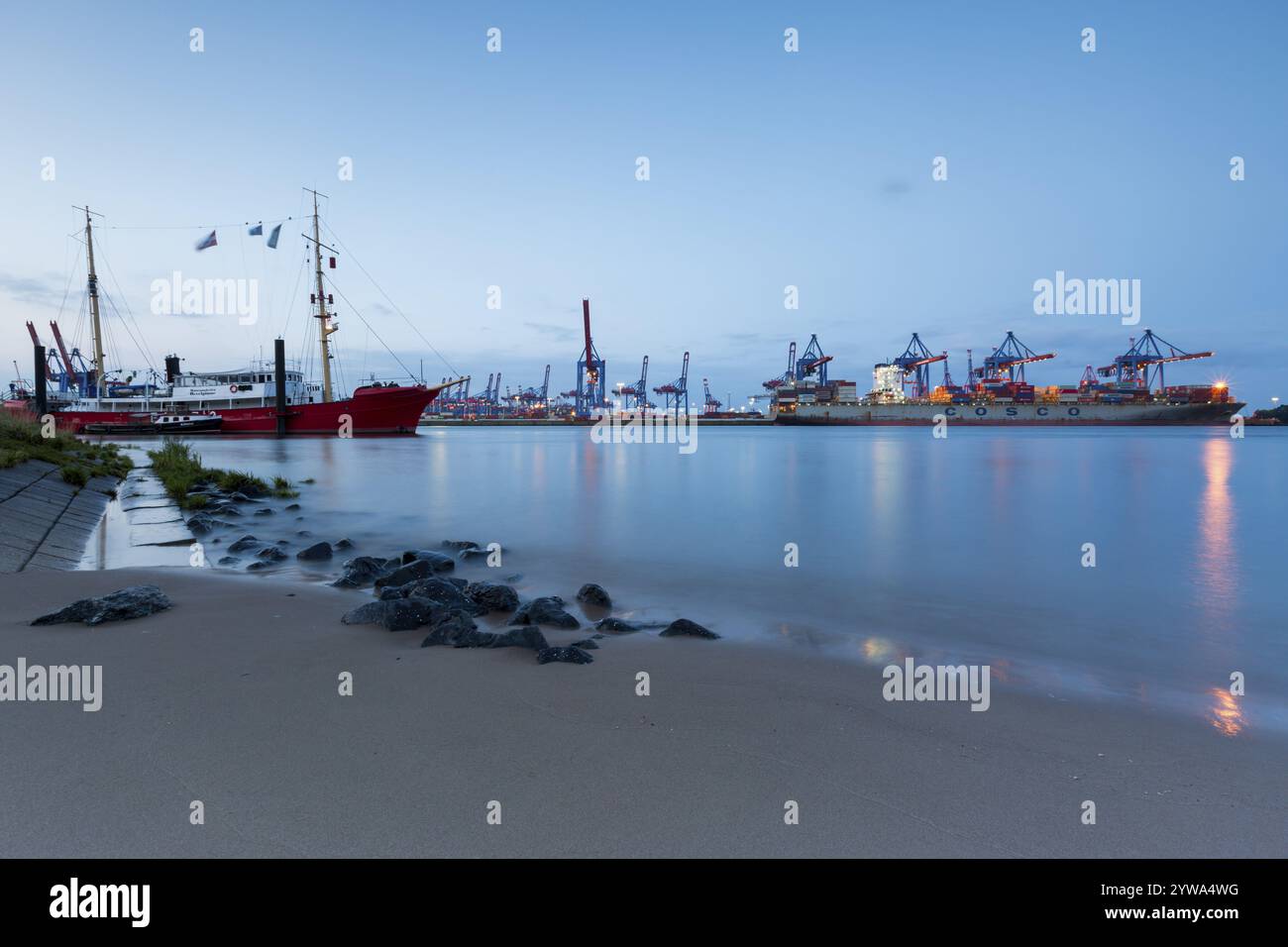 Spiaggia di Elba con terminal container e navi sullo sfondo ad Amburgo Foto Stock