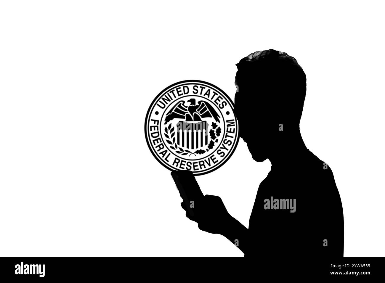 Dhaka, Bangladesh 10 ottobre 2024: Logo del sistema Federal Reserve su smartphone. Il Federal Reserve System è il sistema bancario centrale degli Stati Uniti Foto Stock