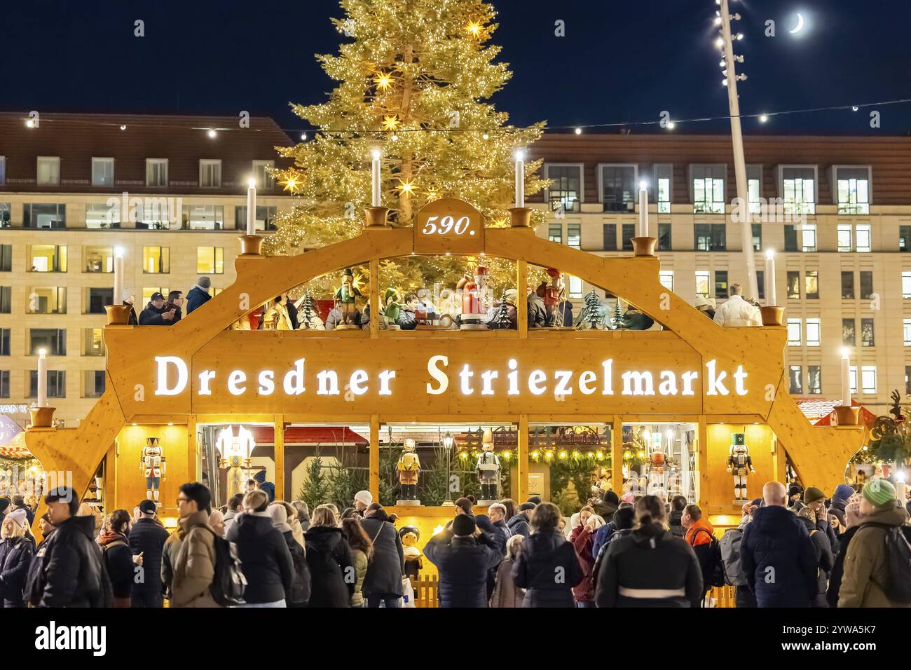 Il Dresden Striezelmarkt è un mercatino di Natale a Dresda. Si tiene nell'Avvento dal 1434, di solito sulla piazza Altmarkt, e attrae un'ave Foto Stock