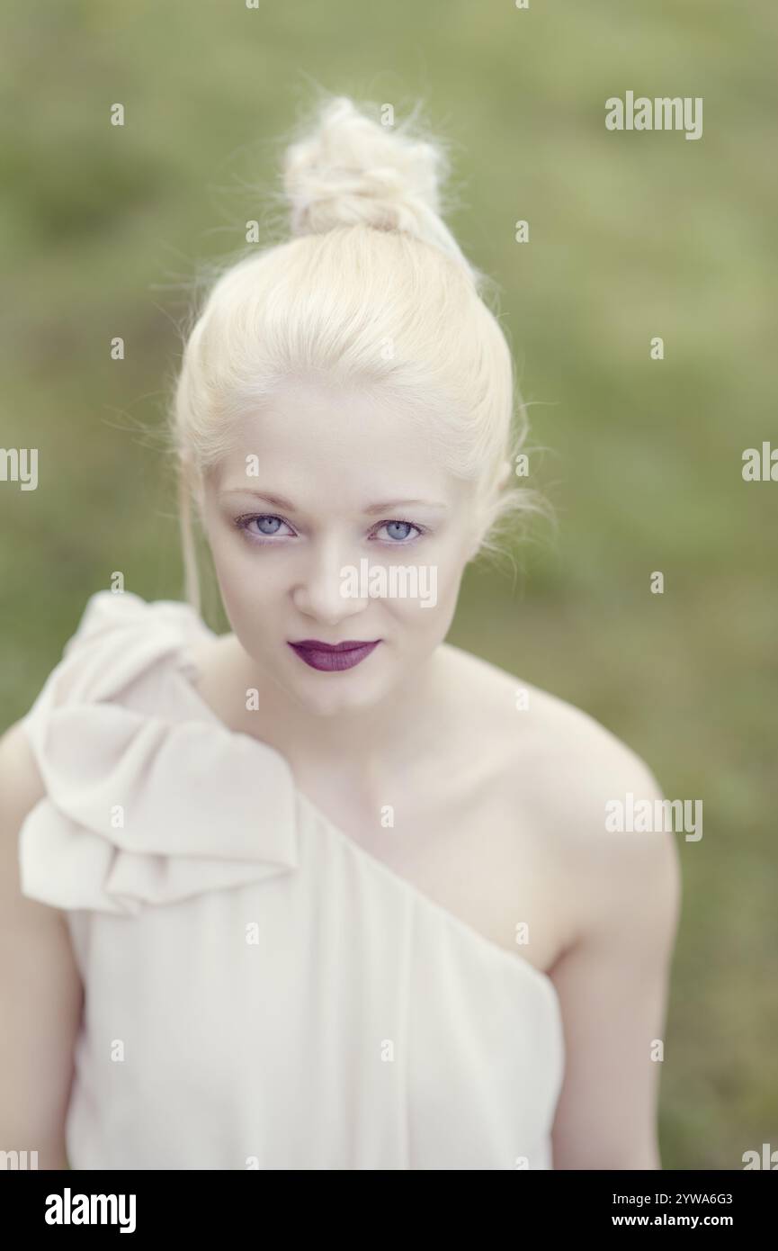 Bionda, giovane donna con rossetto rosso Foto Stock