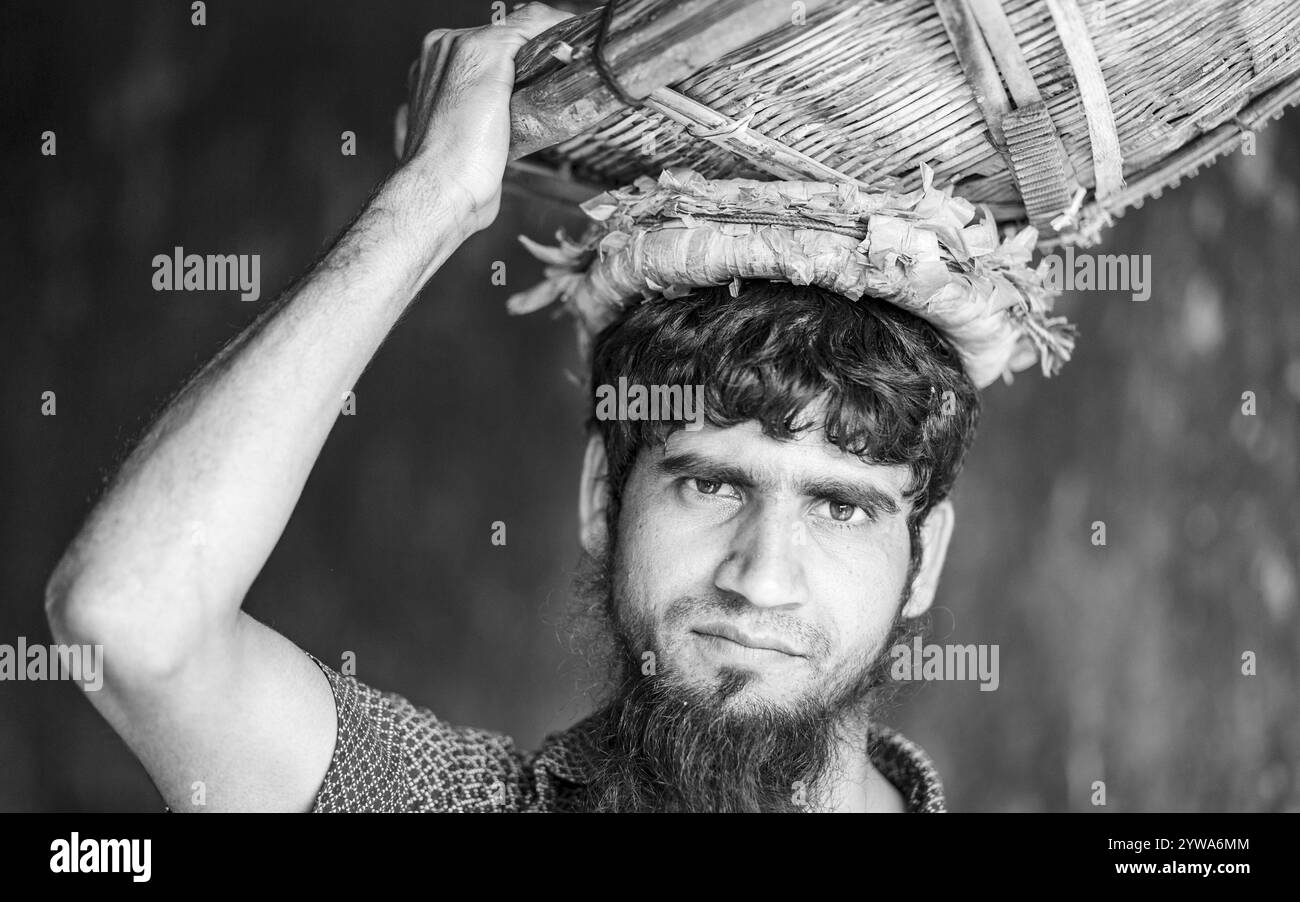 Ritratto di un uomo con un cesto in testa, monocromatico, Dacca, Bangladesh, Asia Foto Stock