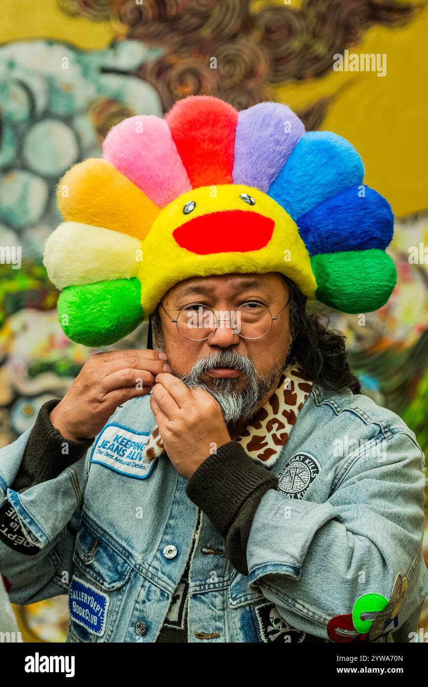 Londra, Regno Unito. 10 dicembre 2024. Japanese Art History à la Takashi Murakami una nuova mostra di Takashi Murakami, la sua più grande mostra a Londra in 15 anni, alla Gagosian Grosvenor Hill, Londra. Offre le sue reinterpretazioni di alcune delle opere d'arte più importanti della storia dell'arte giapponese, combinando immagini generate dall'IA con elementi dipinti a mano. Ha anche rilevato il Gagosian Gallery Shop a Burlington Arcade per pubblicare duecento magliette in edizione limitata disegnate dall'artista. Crediti: Guy Bell/Alamy Live News Foto Stock