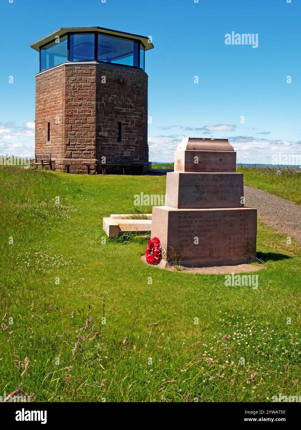 Regno Unito, Northumberland, Holy Island, Steel End, Holy Island War Memorial e Lookout Tower. Foto Stock