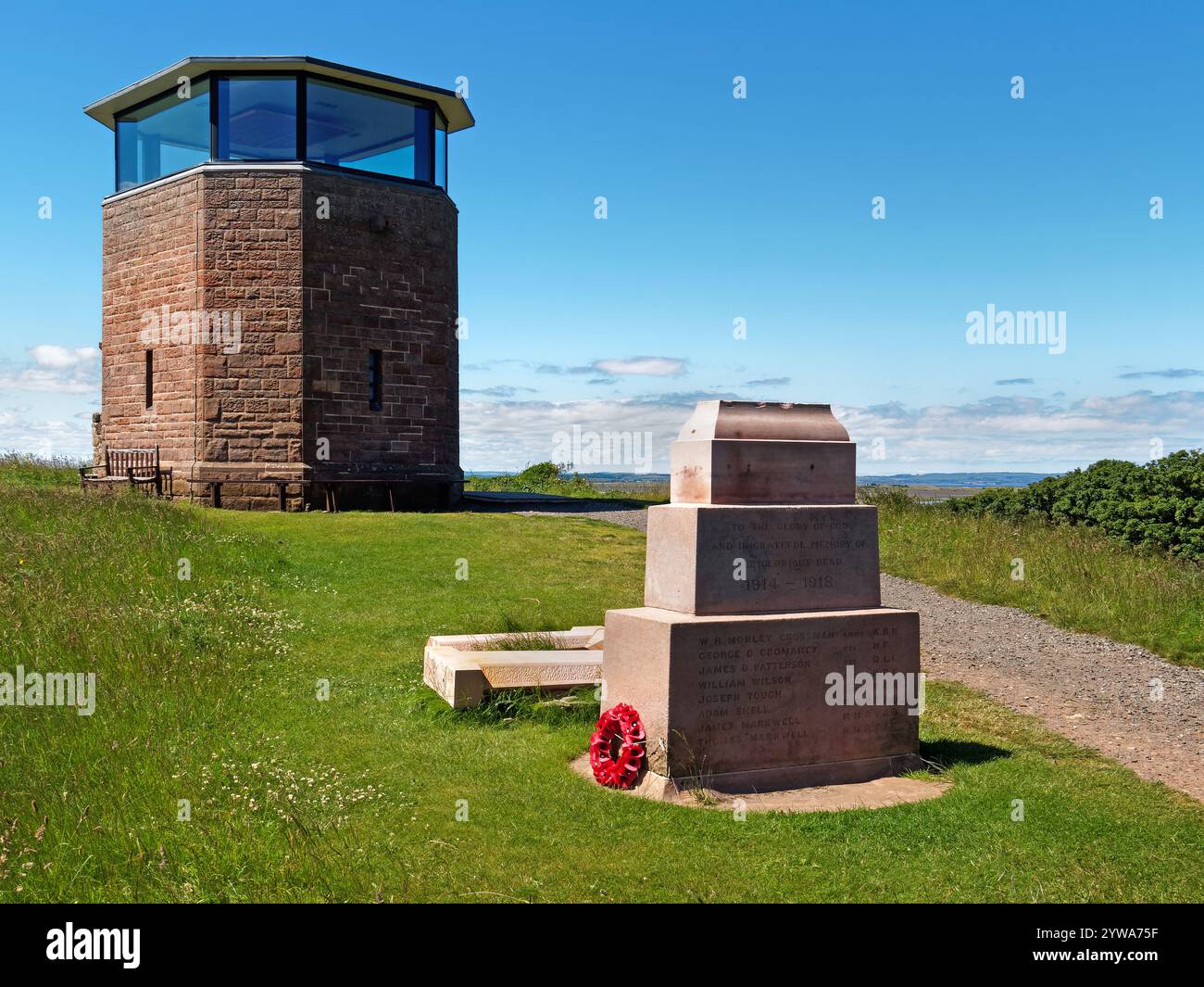 Regno Unito, Northumberland, Holy Island, Steel End, Holy Island War Memorial e Lookout Tower. Foto Stock
