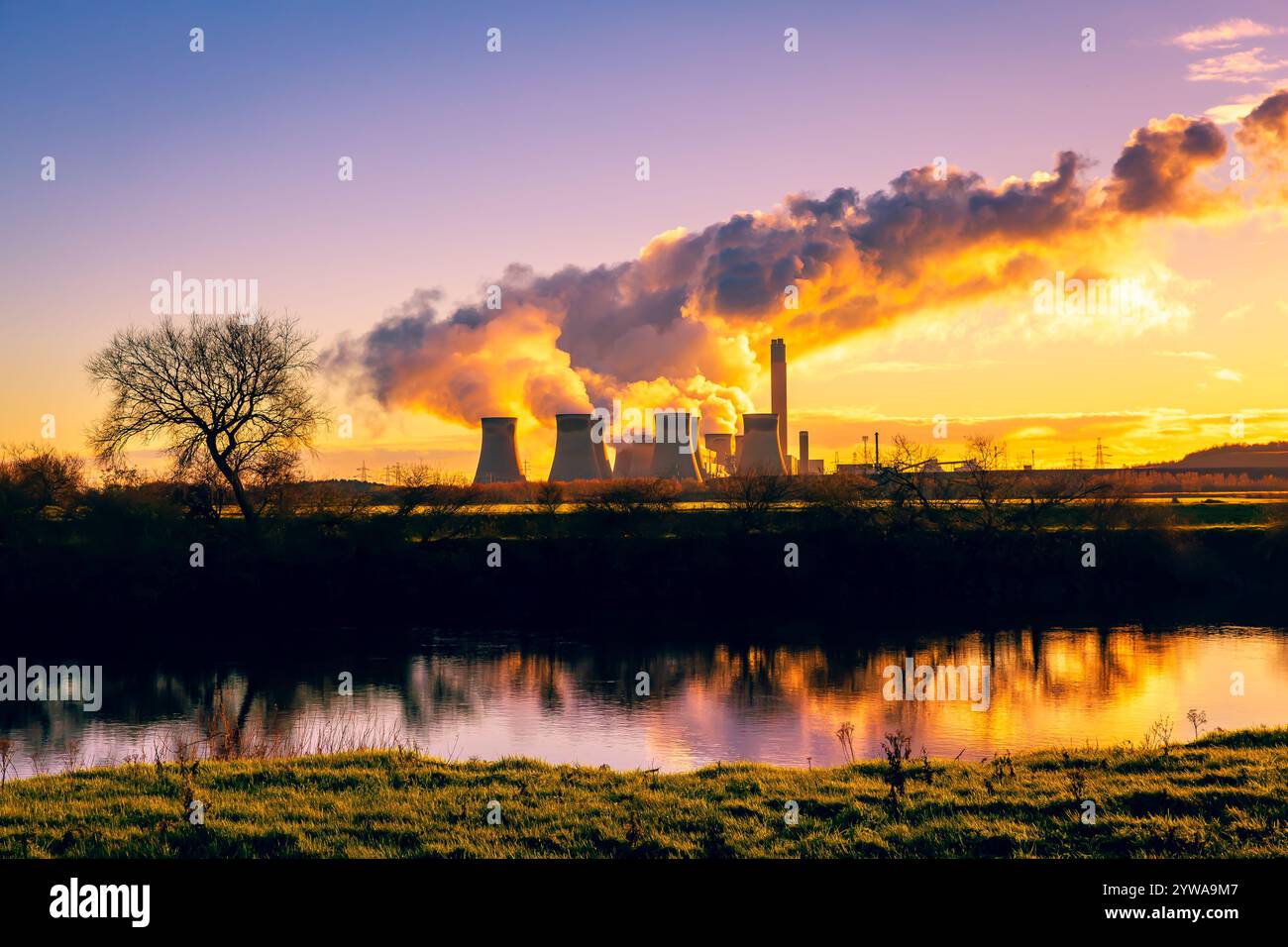 Drax Power in inverno con grandi pennacchi di vapore acqueo che si innalzano dalle torri di raffreddamento e riflessi nel fiume Ouse vicino a Hemingbrough, Selby. REGNO UNITO. Foto Stock
