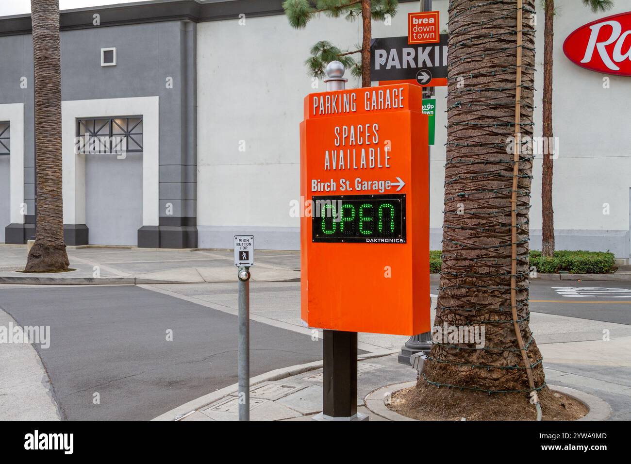 Brea, CA, Stati Uniti - 25 novembre 2024: Parcheggio in garage arancione disponibile cartellonistica elettronica digitale nel centro di Brea, California. Foto Stock