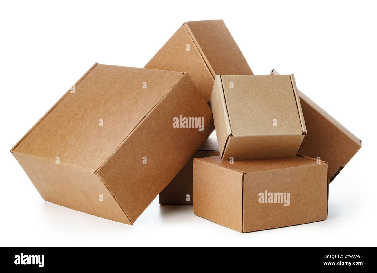 Scatole in cartone marrone impilate in varie misure disposte su sfondo bianco Foto Stock